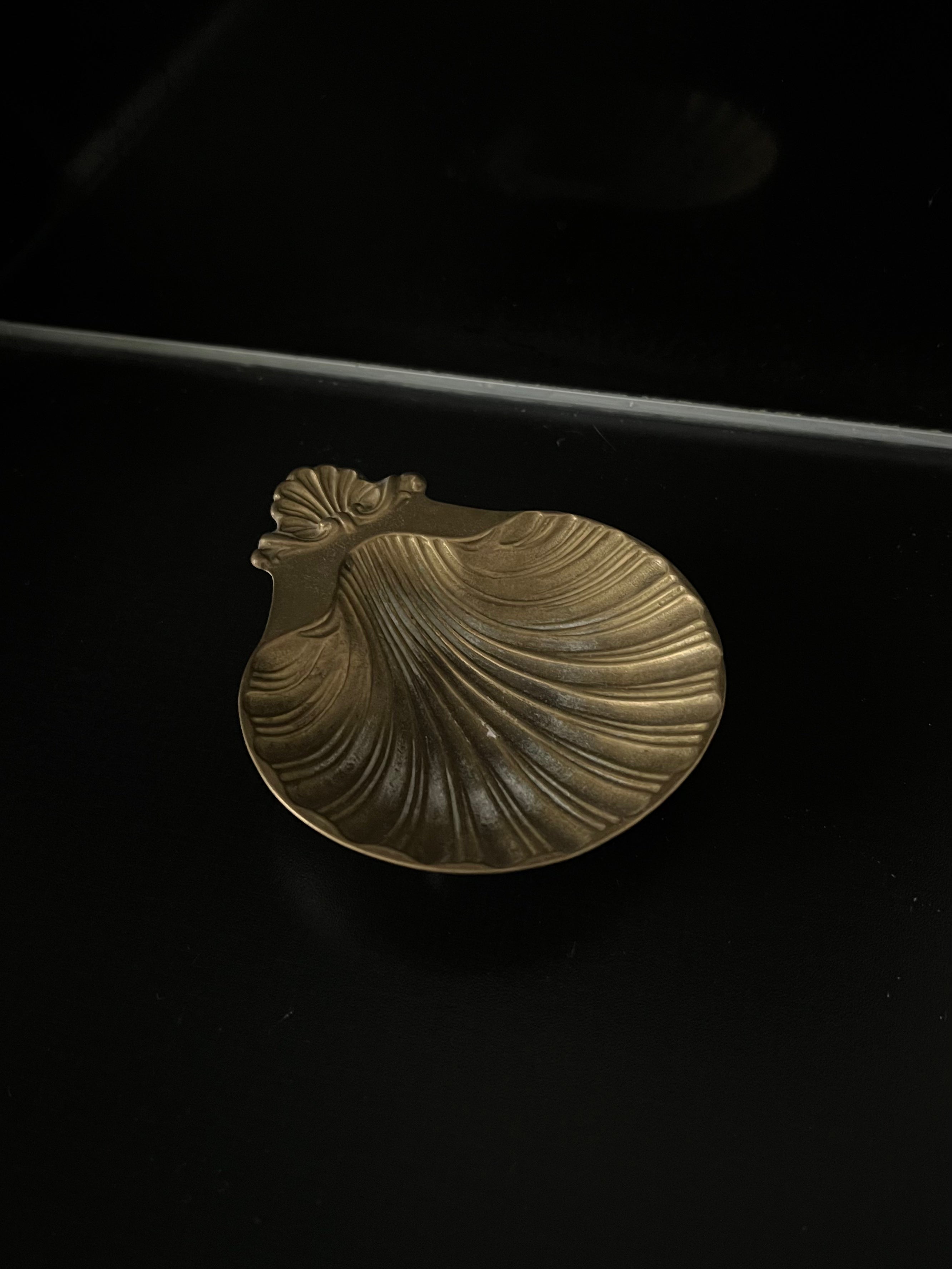 Bronze shell-shaped vide poche with ribbed texture by Manushi