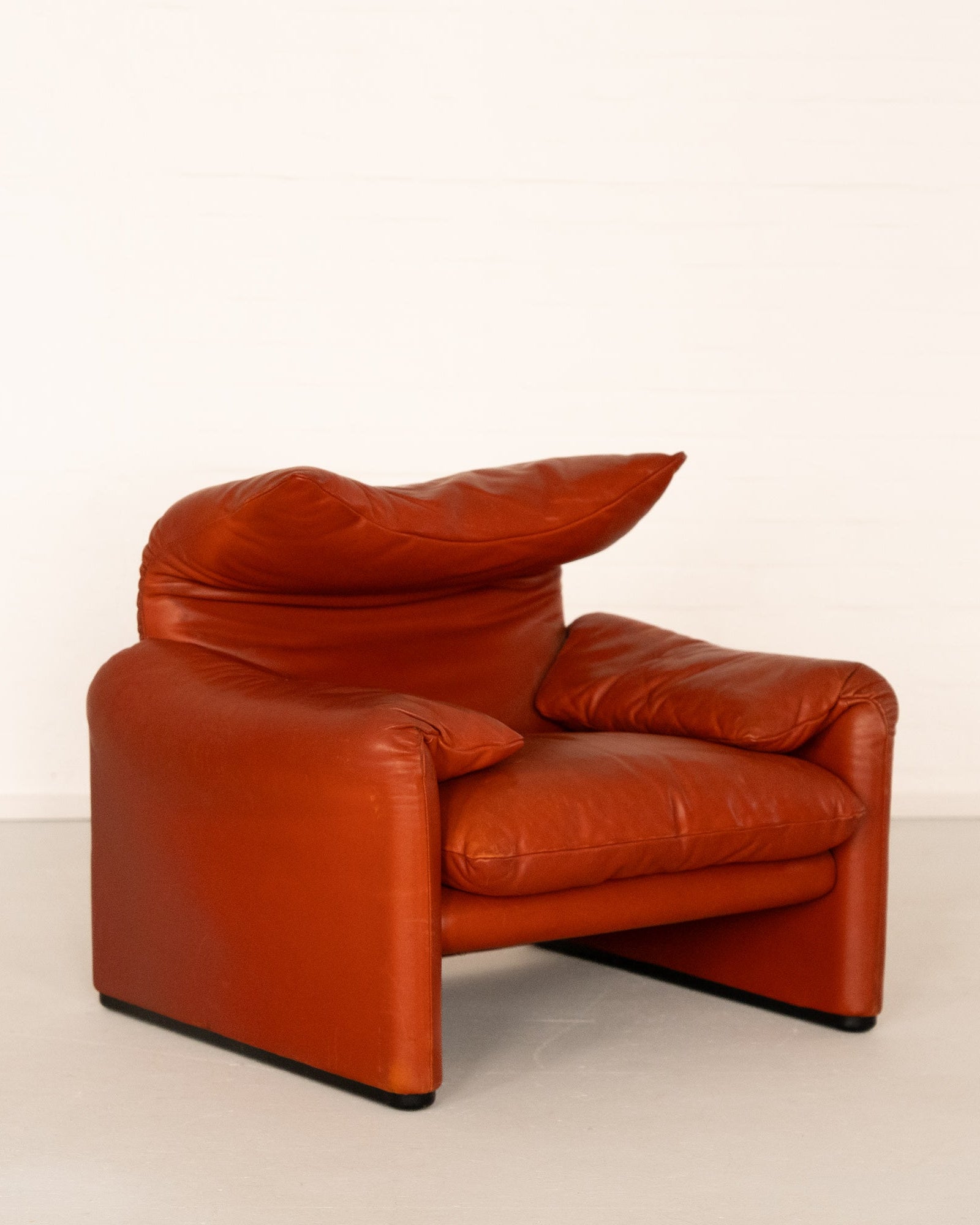 Maralunga Lounge Chair by Vico Magistretti for Cassina | The Oblist — leather, orange color