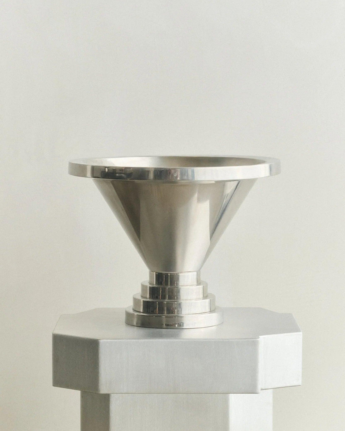 METAL CHAMPAGNE BOWL 01 — side angle