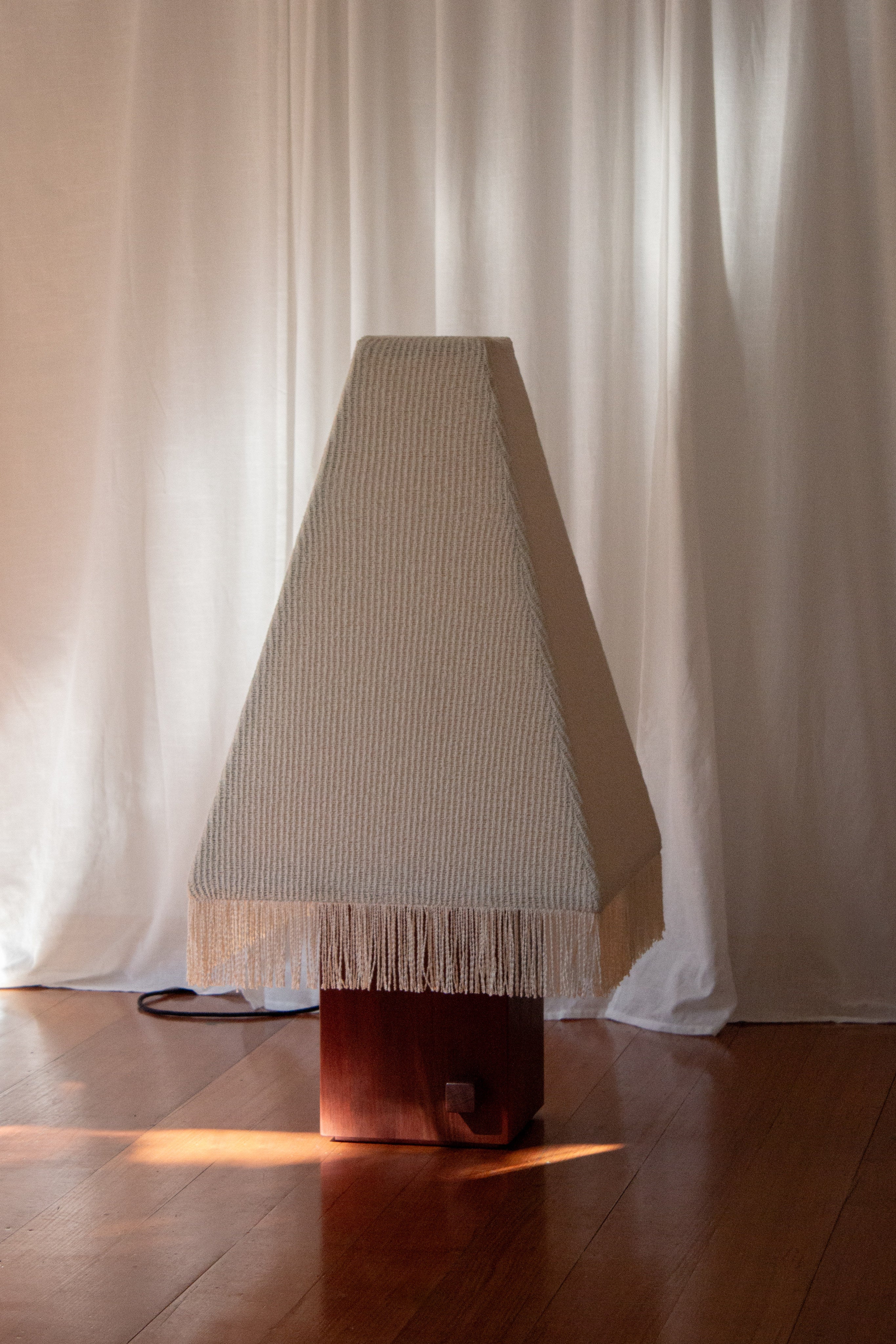 Lampe de sol 'Kukeri' x '2am Close'