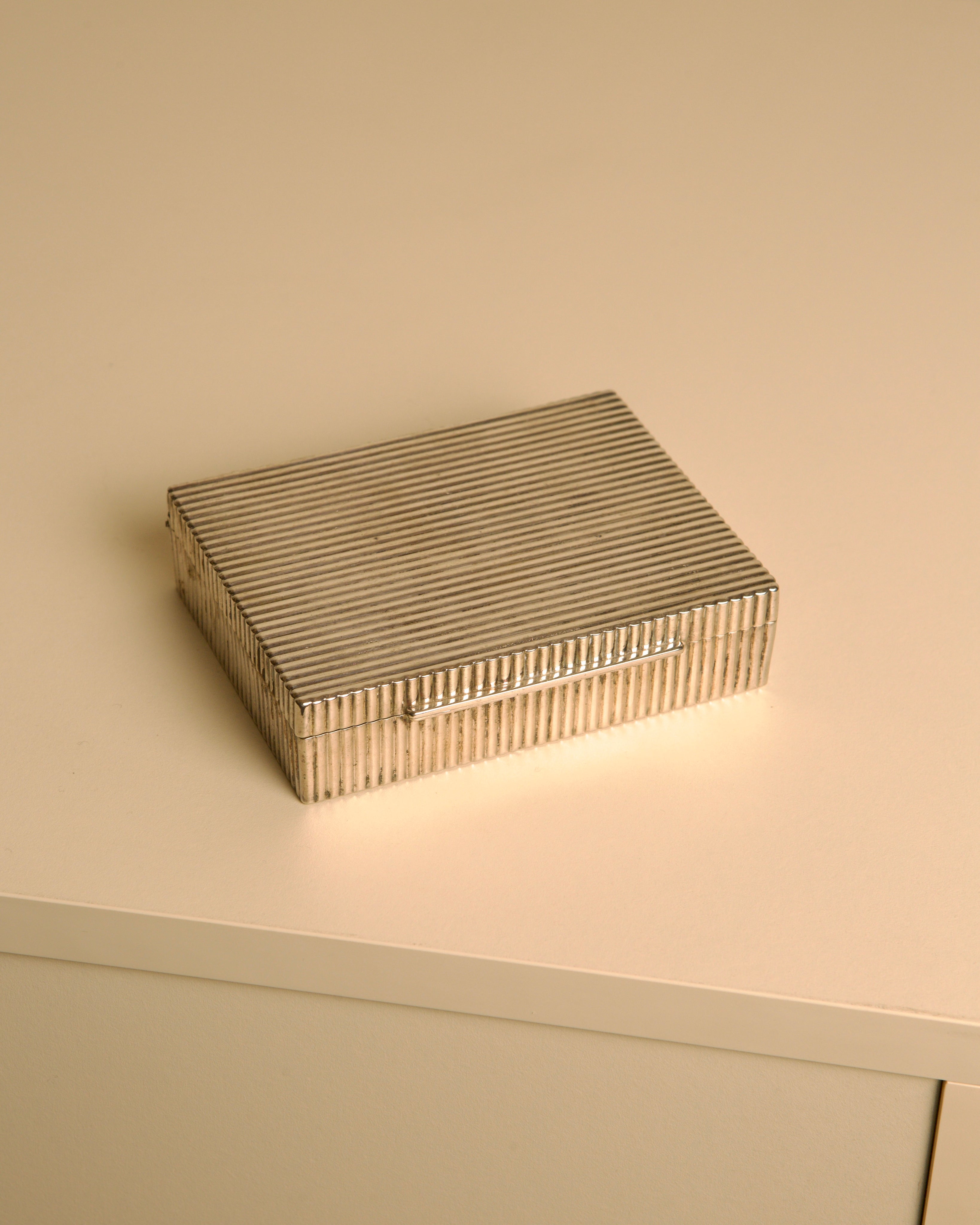 Boîte en métal italienne avec intérieur en bois des années 60