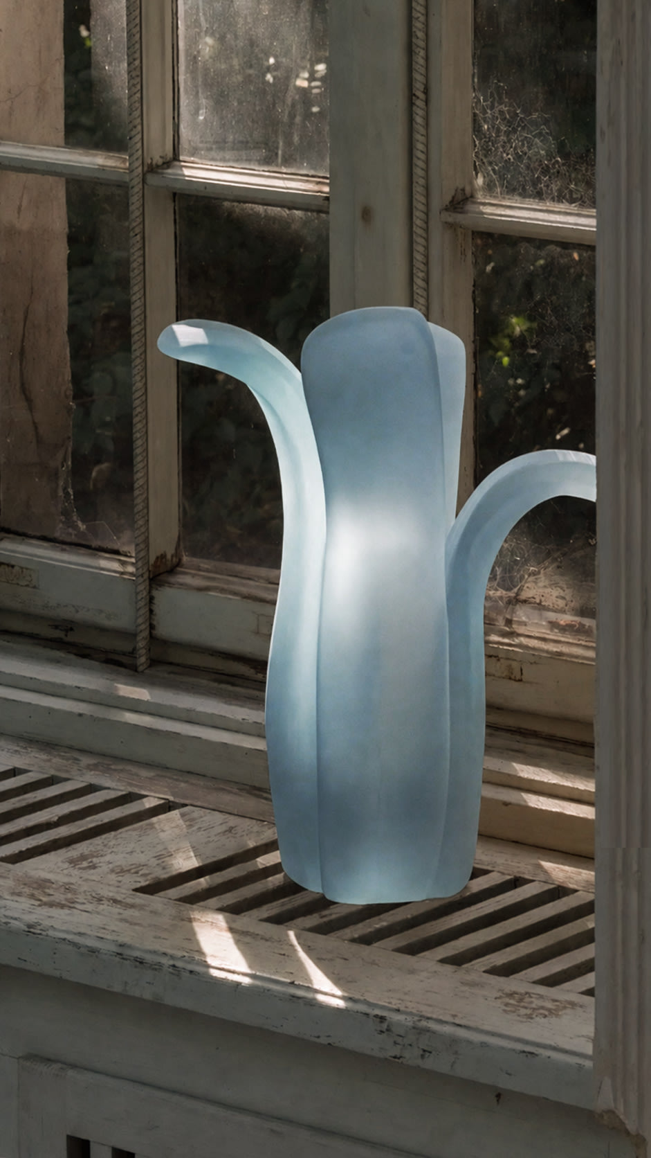 Velis Vase by Szymon Keller | The Oblist