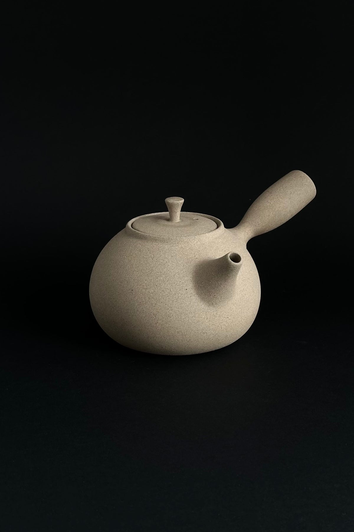 LIMINALIA sidehandle teapot by CARRARA Studio | The Oblist