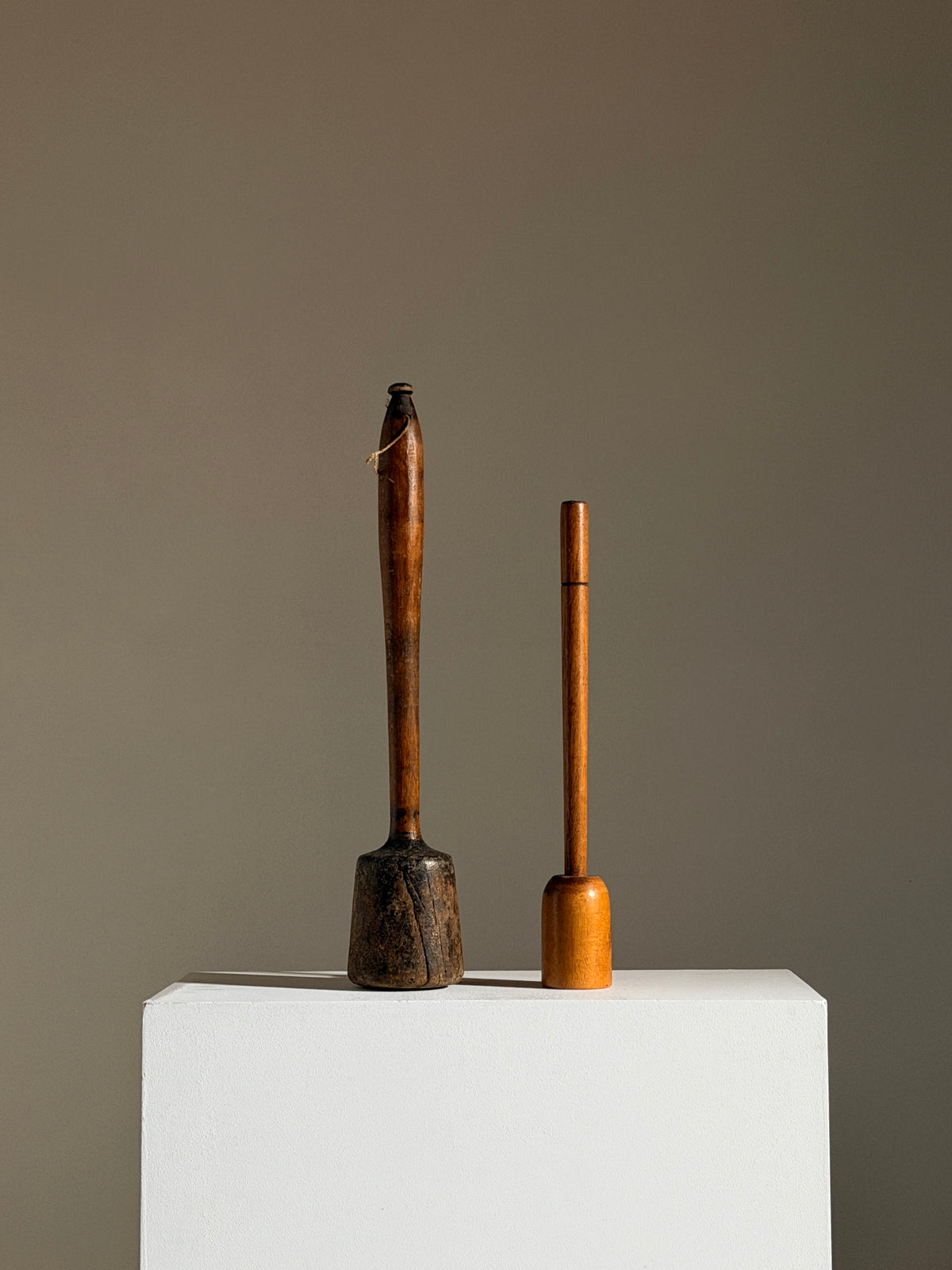 Set of two solid wood sculptures, French folk art, 19th century. — detail view