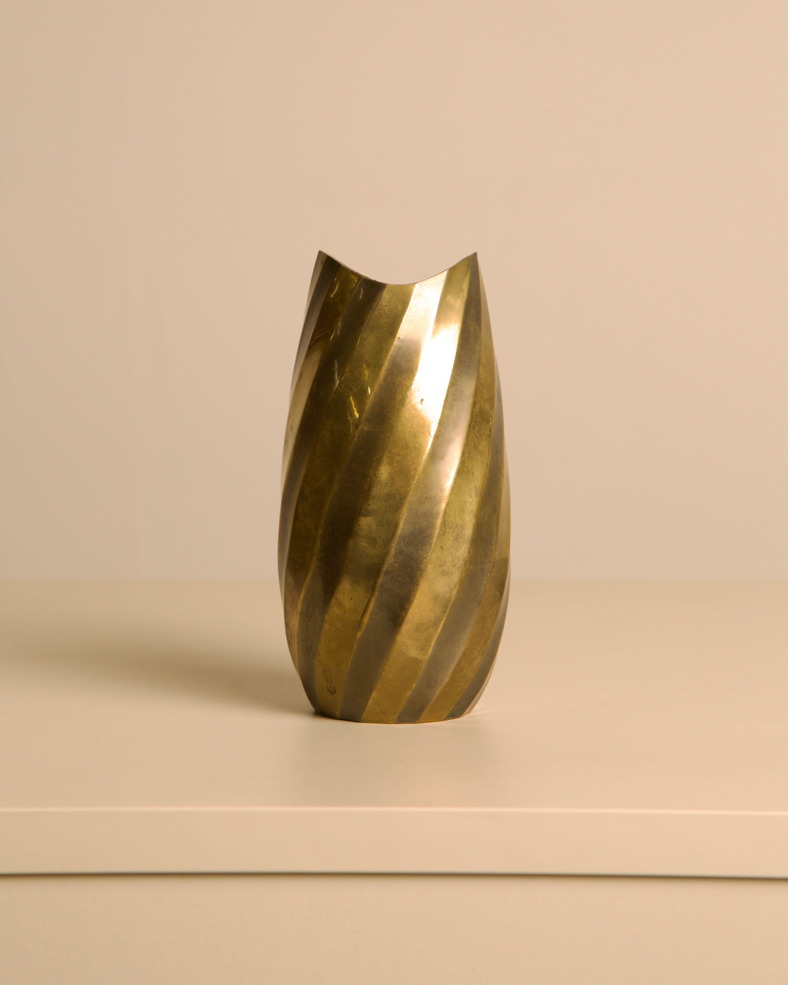 Italian gilt and silvered metal "Hollywood Regency" vase, 1970s by Treaptyque | The Oblist