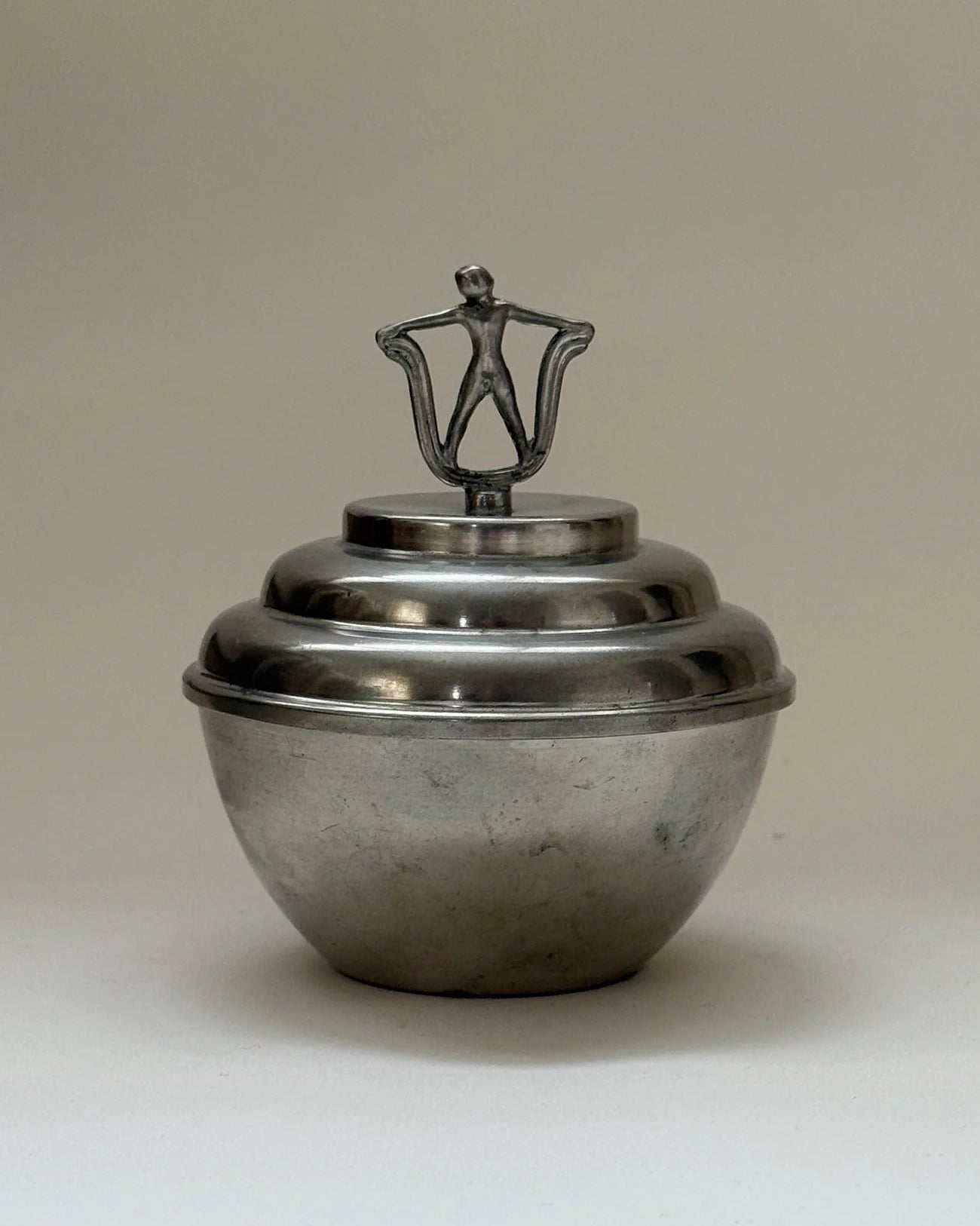 Bonbonnière en étain sculptural, Sylvia Stave, CG Hallberg, années 1930