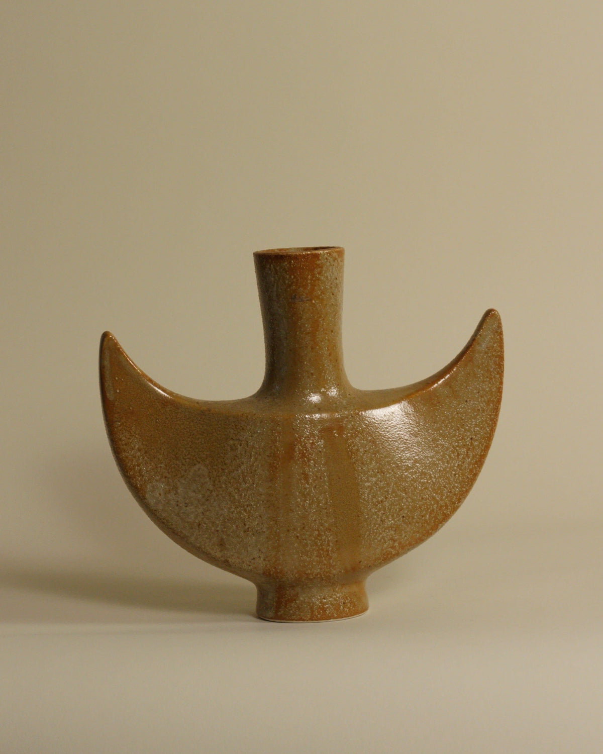 Sculptural Ceramic Vase by Toyo – Crescent Form with Original Label by Mansión Luna | The Oblist