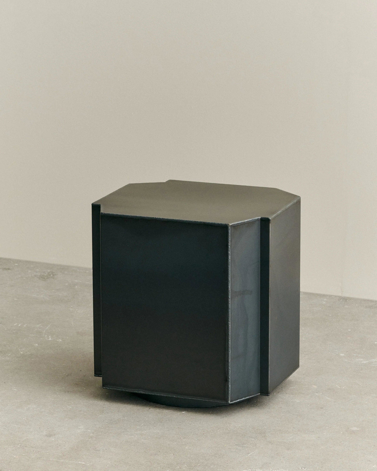 FUNKI STOOL 01 — side angle