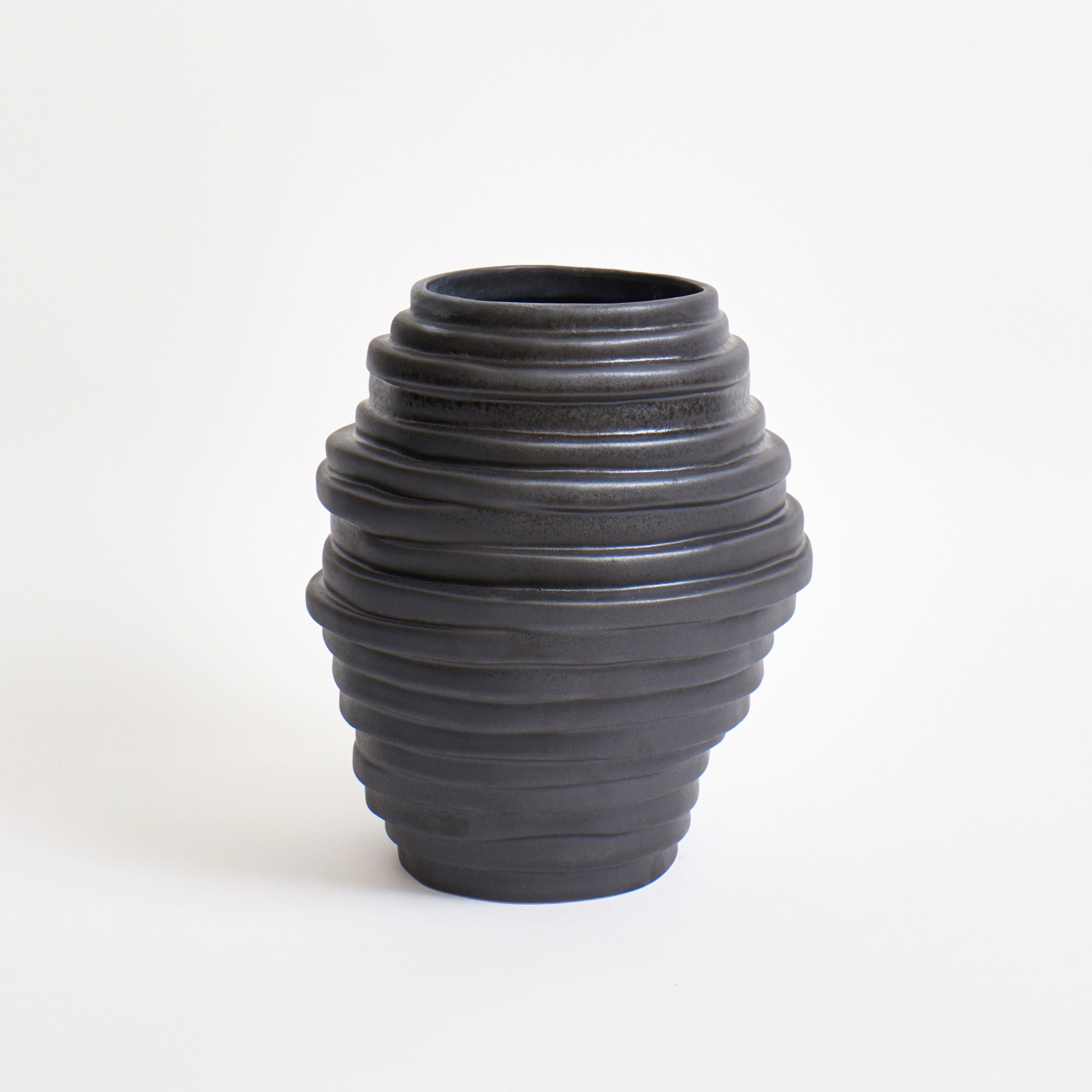 Alfonso Vase in Shiny White — back view highlighting smooth ceramic surface