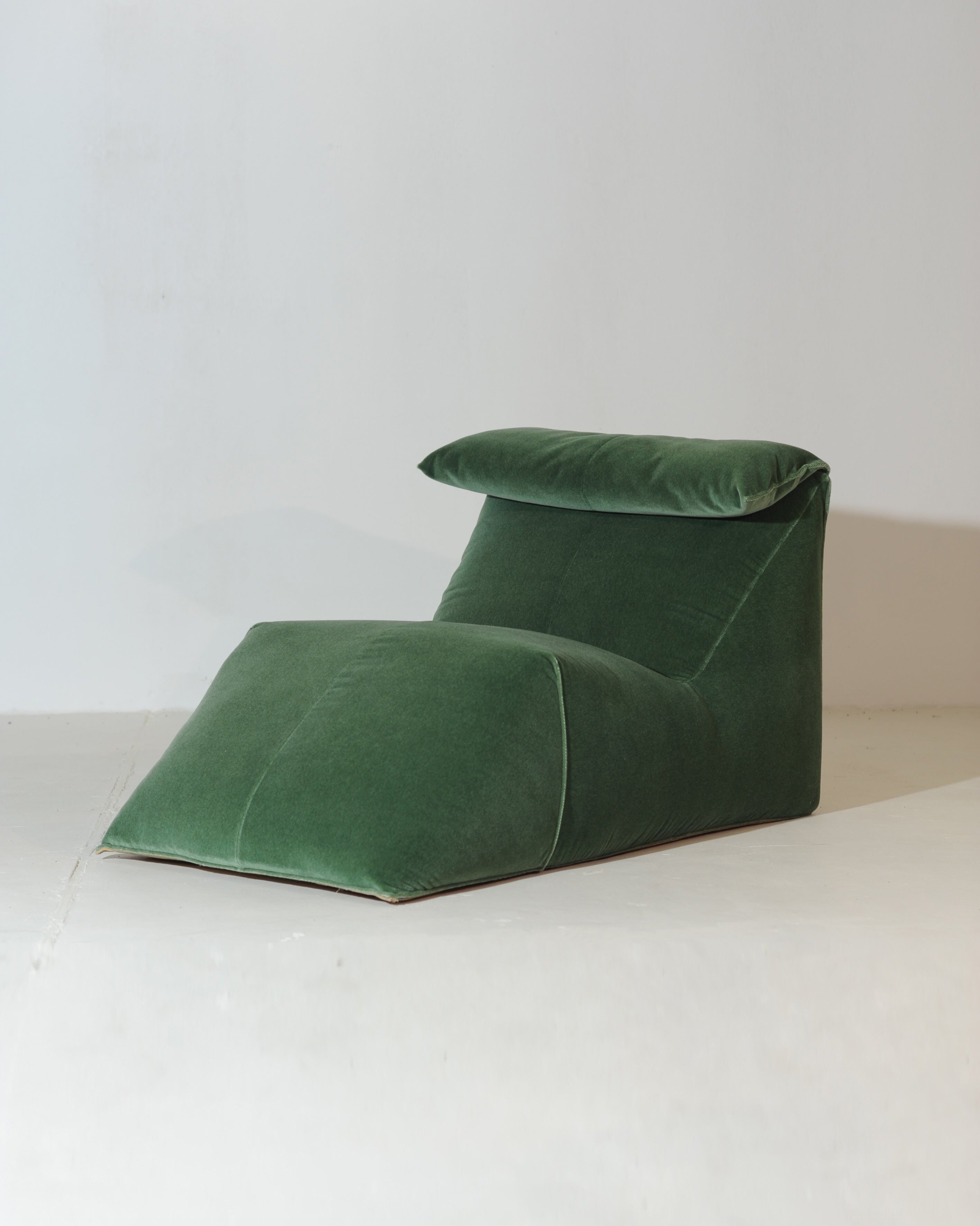 Le Bambole Chaise Lounge by Mario Bellini in Green Velvet Mohair Italy, 1971