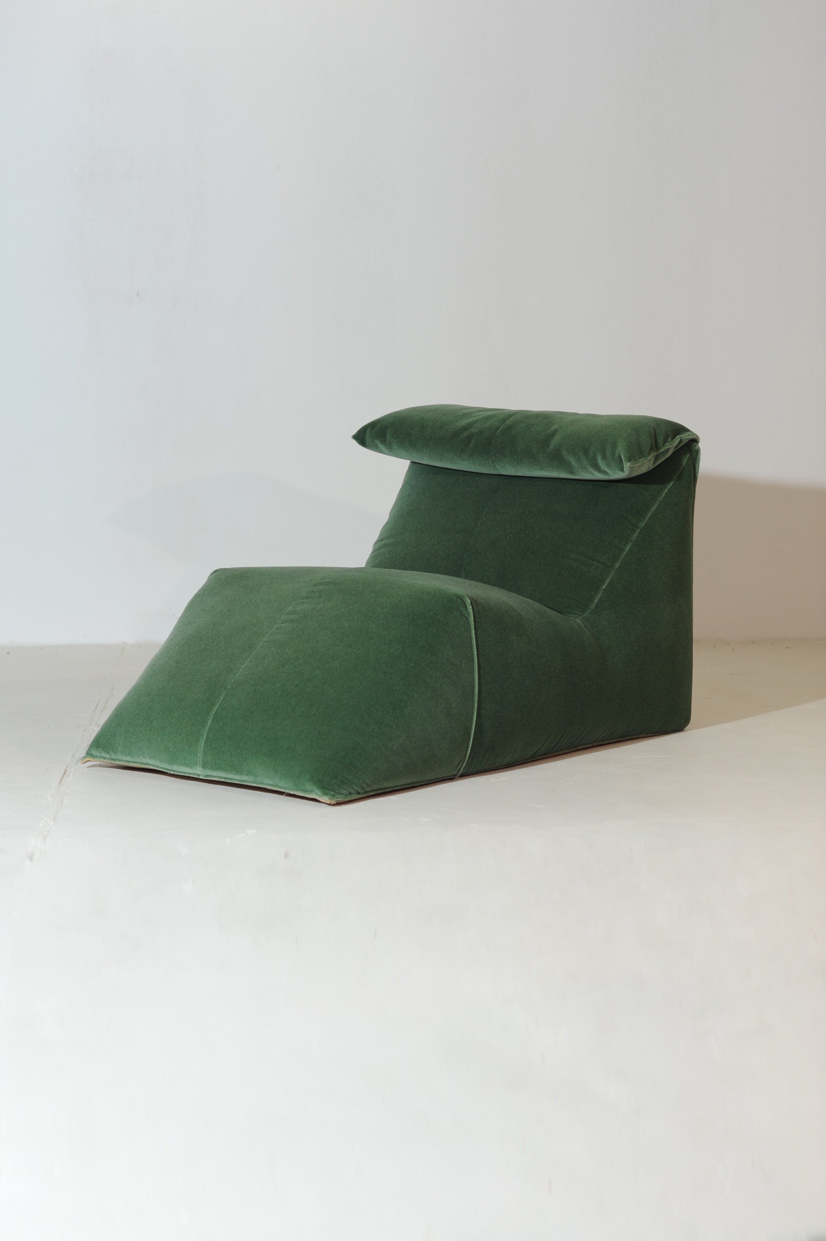 Le Bambole Chaise Lounge by Mario Bellini in Green Velvet Mohair Italy, 1971 by Rémanence | The Oblist