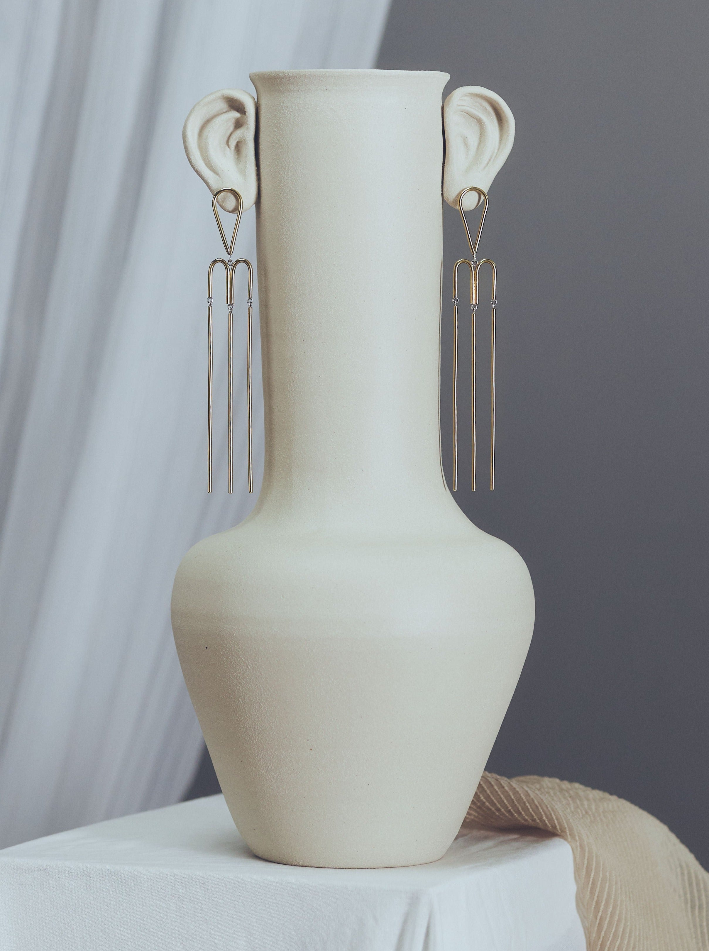 No 8 is a sleek and modern product designed for everyday use, with a minimalist design and durable materials