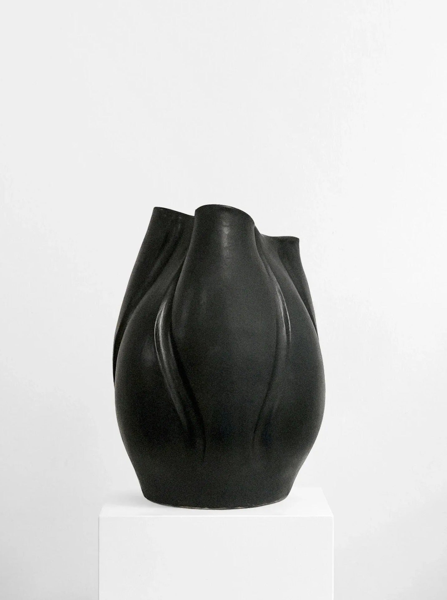 Vases Sculpt Me Dear Matte Black Abomé Studio