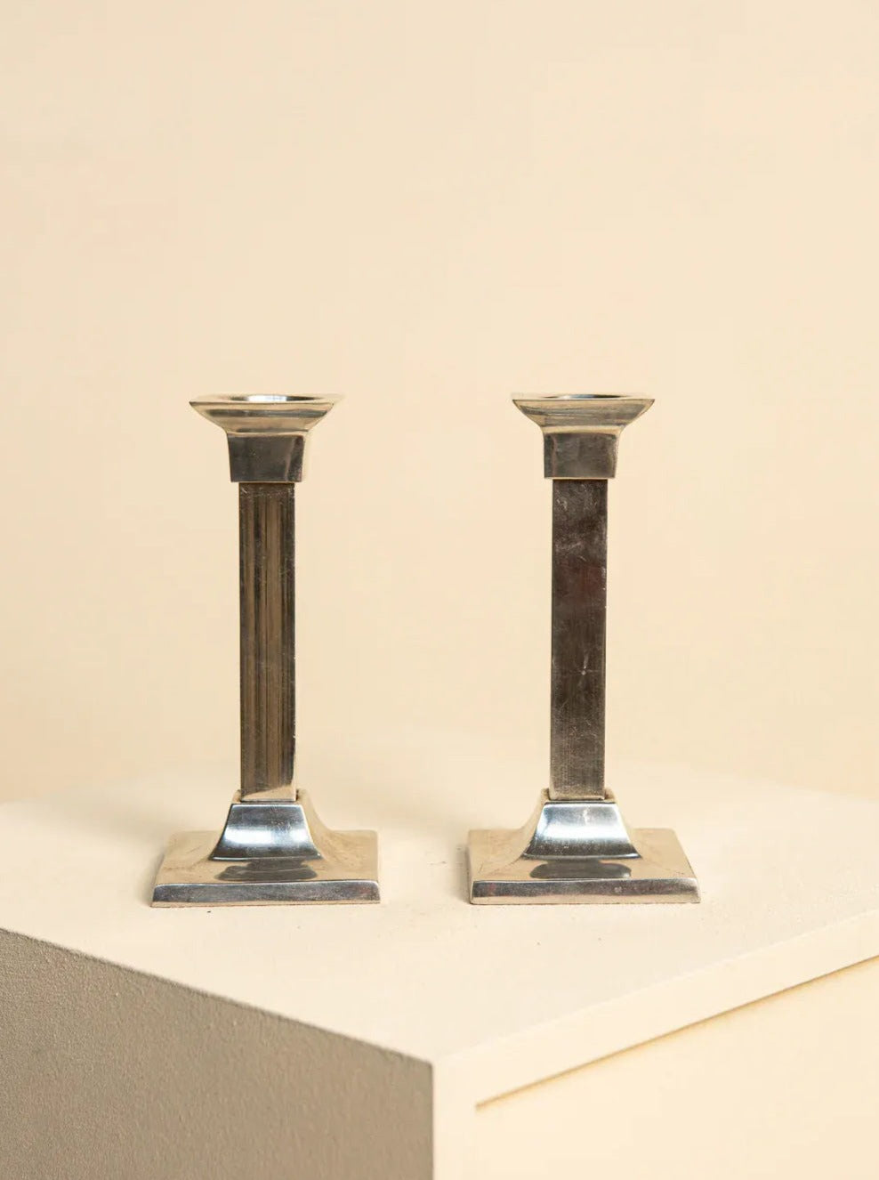 Vintage pair of 1960s American Colonne candlesticks in silver color