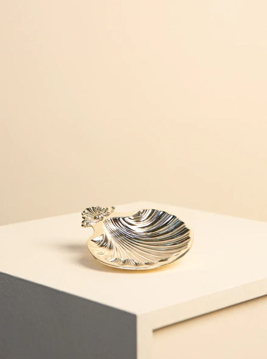 Italian vintage 80's shell-shaped vide poche in blue and white ceramic