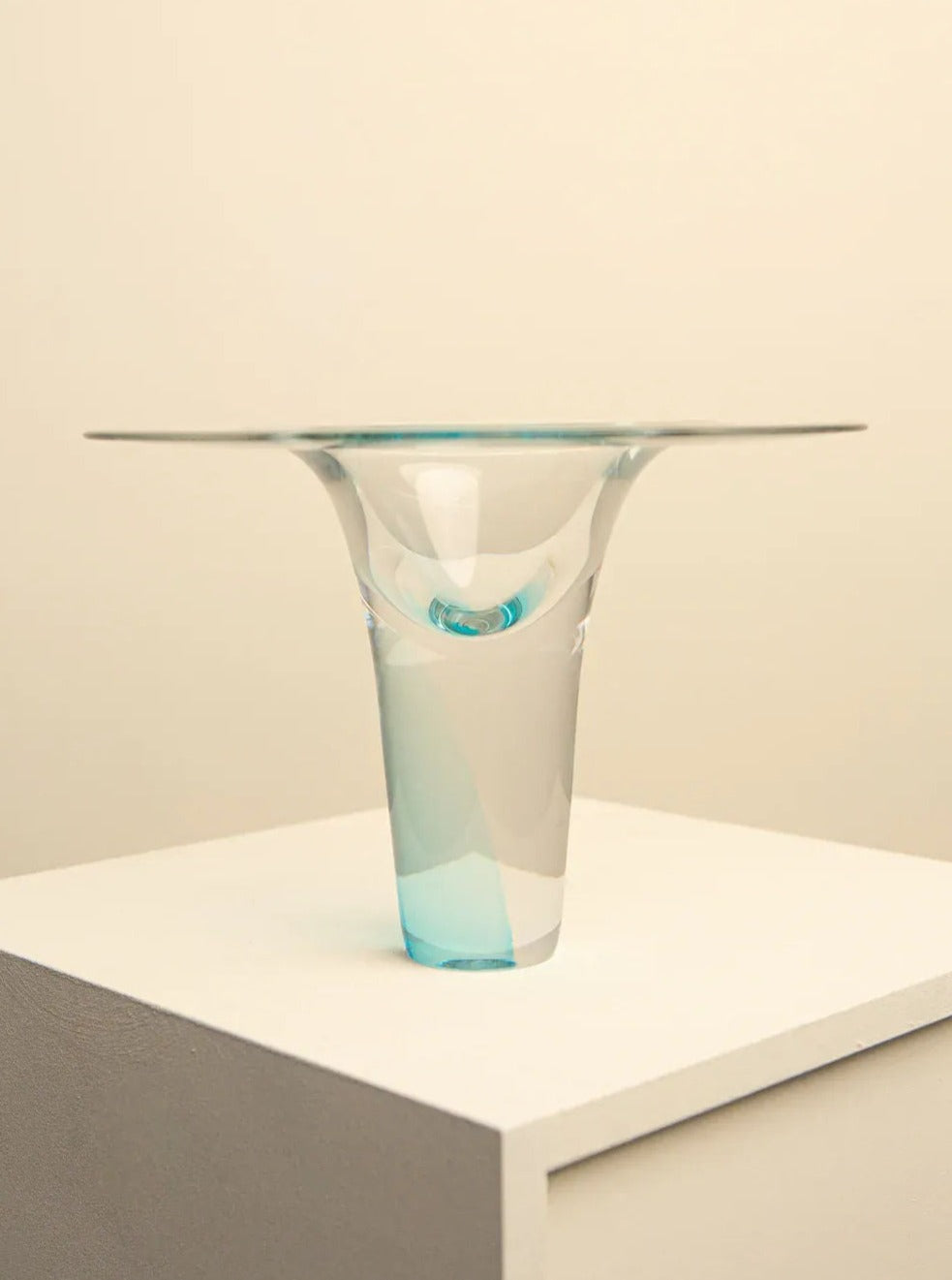 Chapeau Vase by Salviati for TIFFANY & CO 60's, a vibrant and elegant hand-blown glass vase with a wide, flared rim, showcasing intricate craftsmanship and timeless design