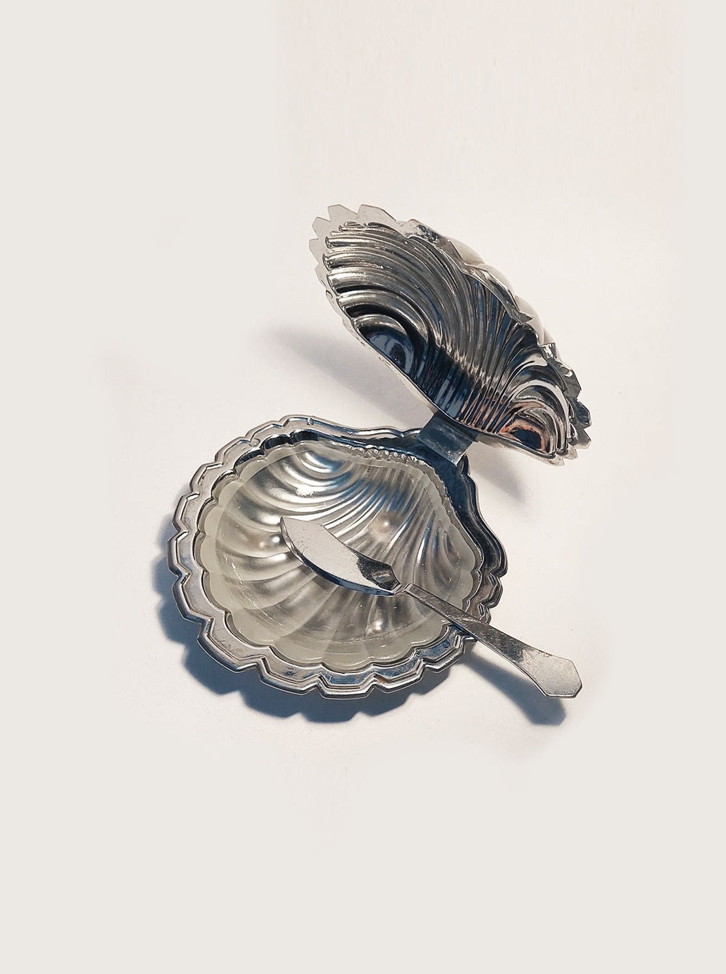 ###
A ceramic shell-shaped butter dish with a white and blue finish