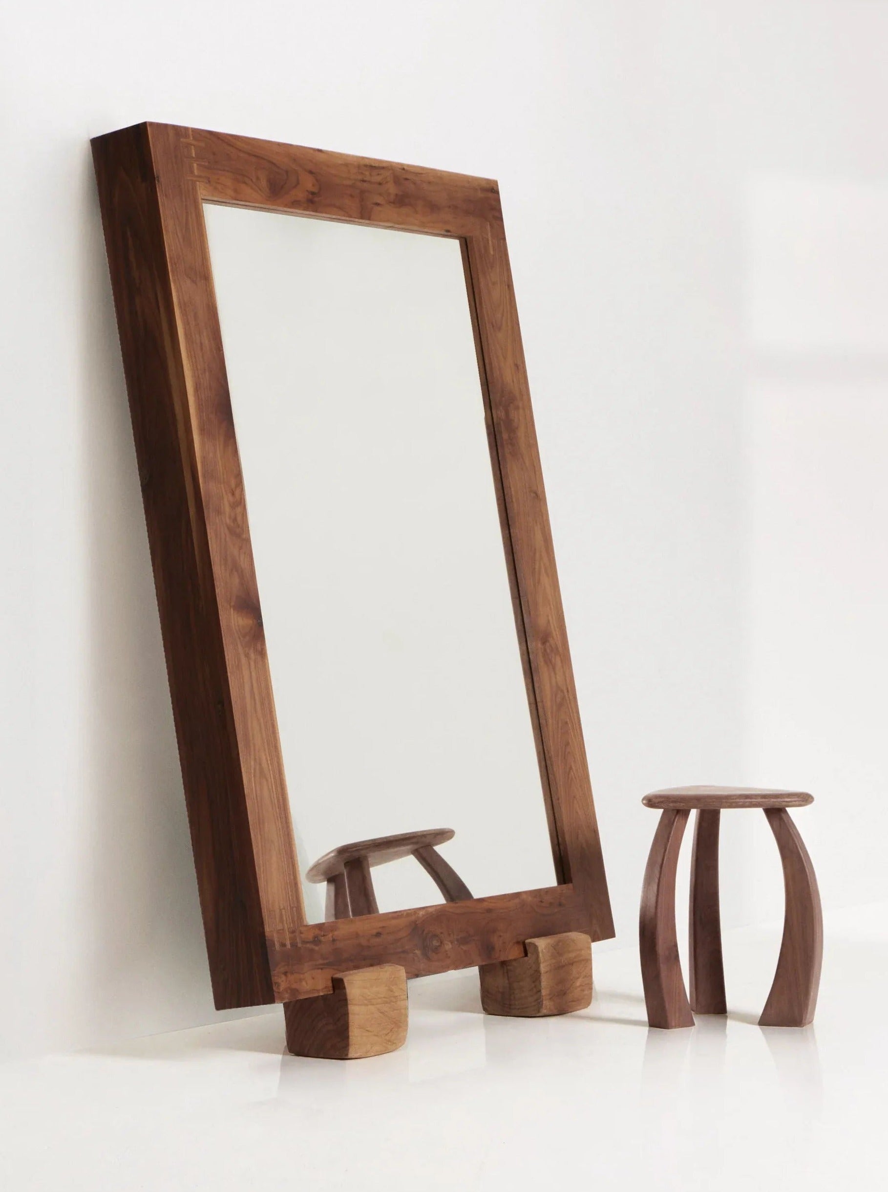 Olá Mirror reflecting a modern living room with elegant decor