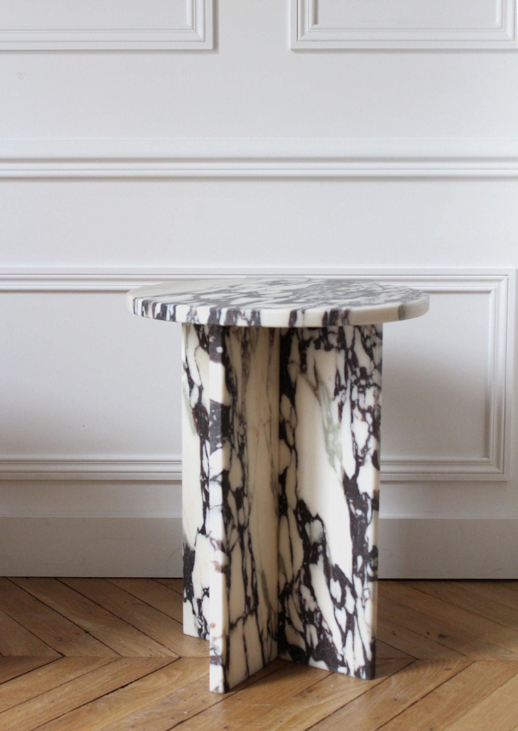 Rosie side table in Calacatta Viola marble β sculptural design by Marbera