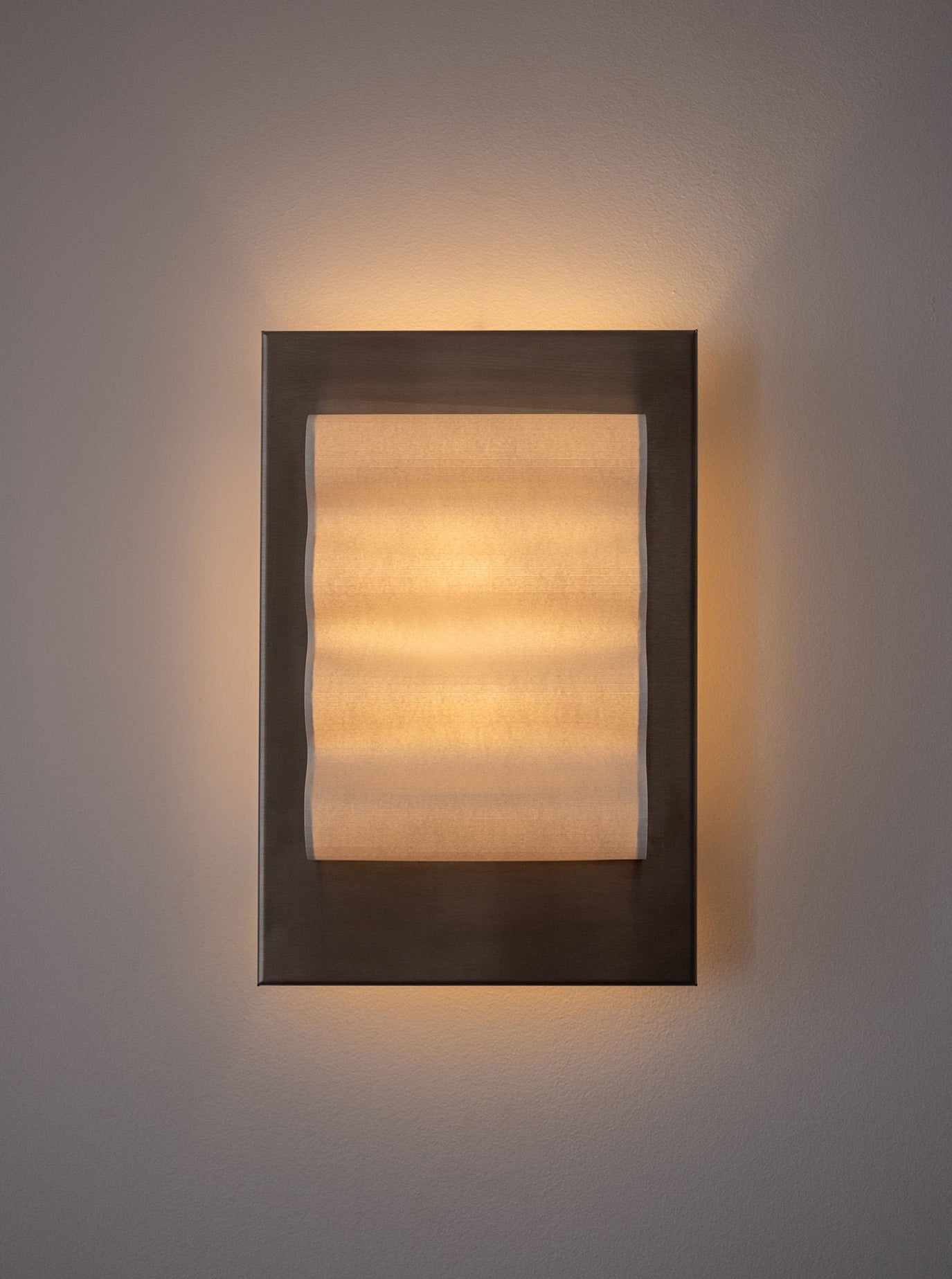 Frame Alu Brut S showcasing its sleek, minimalist design and durable aluminum material