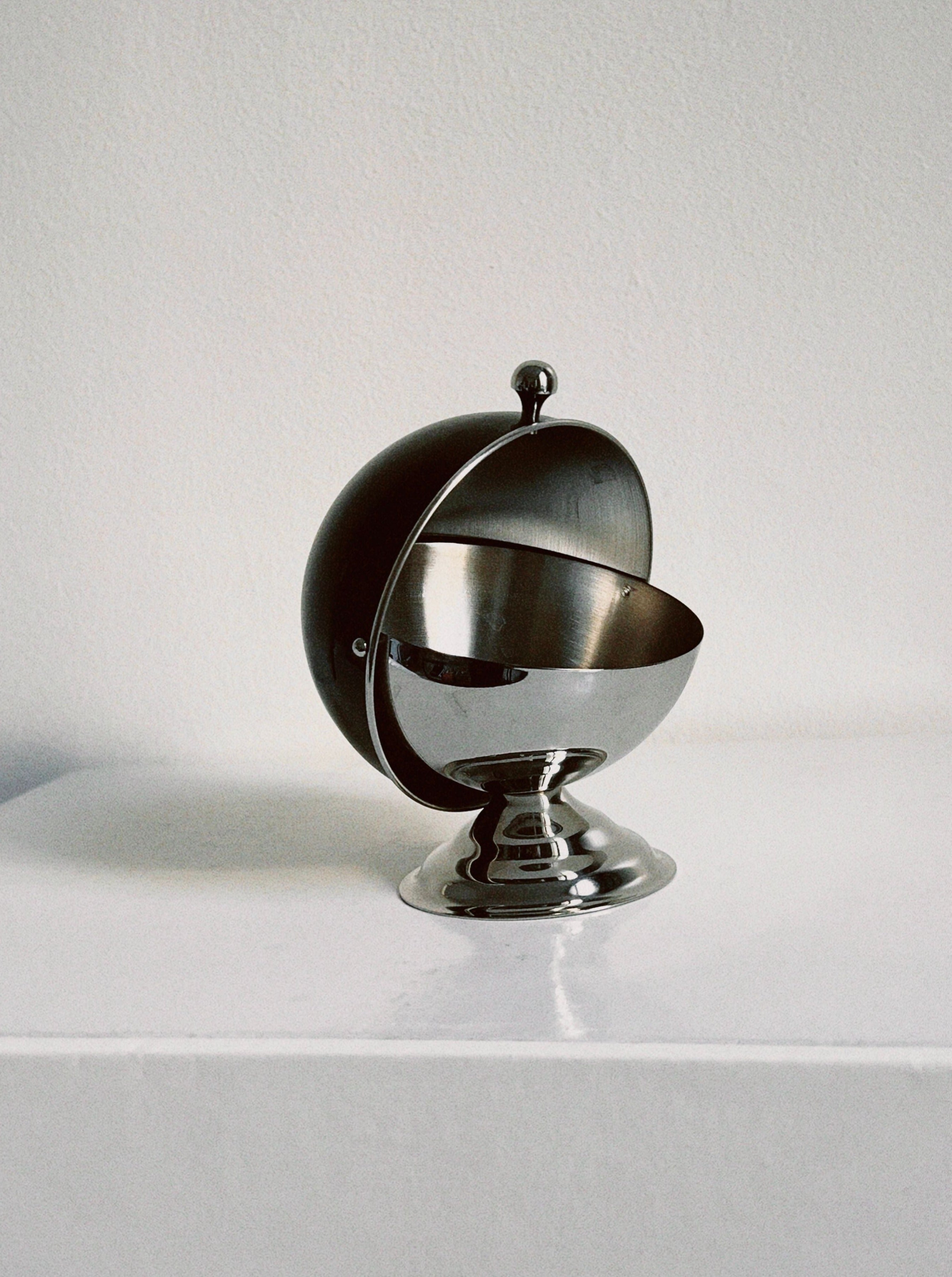 Two-toned ceramic sugar bowl with a circular shape and lid