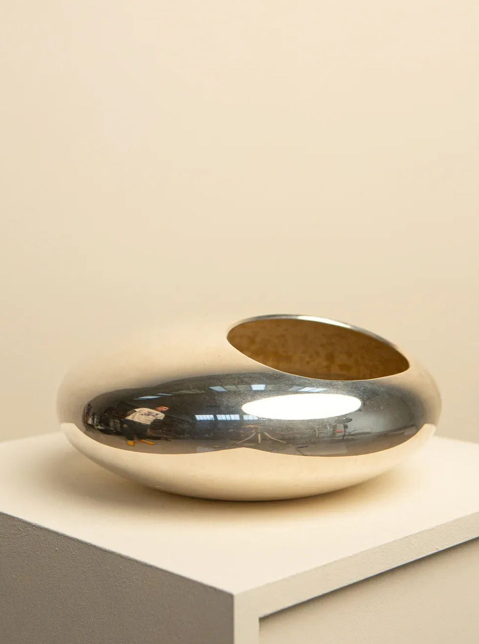 Vide Poche by Vittorio Mazzucconi 80's, a sleek and minimalist design with angular edges and a glossy finish, perfect for organizing small items on a desk or entryway table