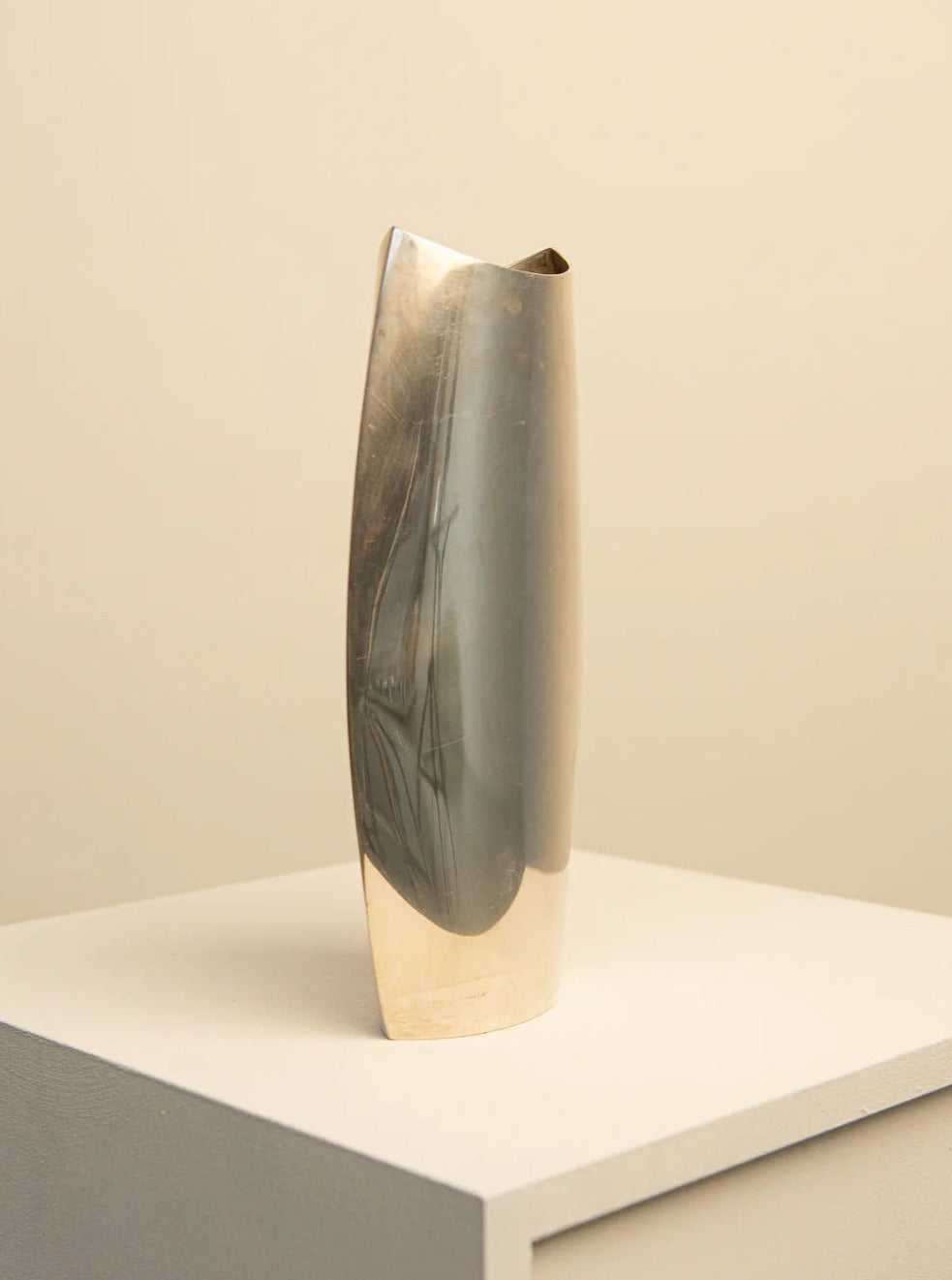 Vintage 1980s Lino Sabattini Living Vase made of sleek, modern design