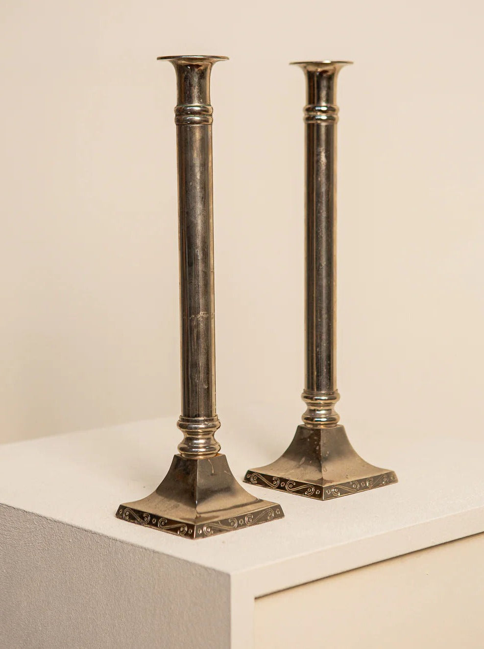 Metal candleholders Ligne 80's in gold finish with geometric design