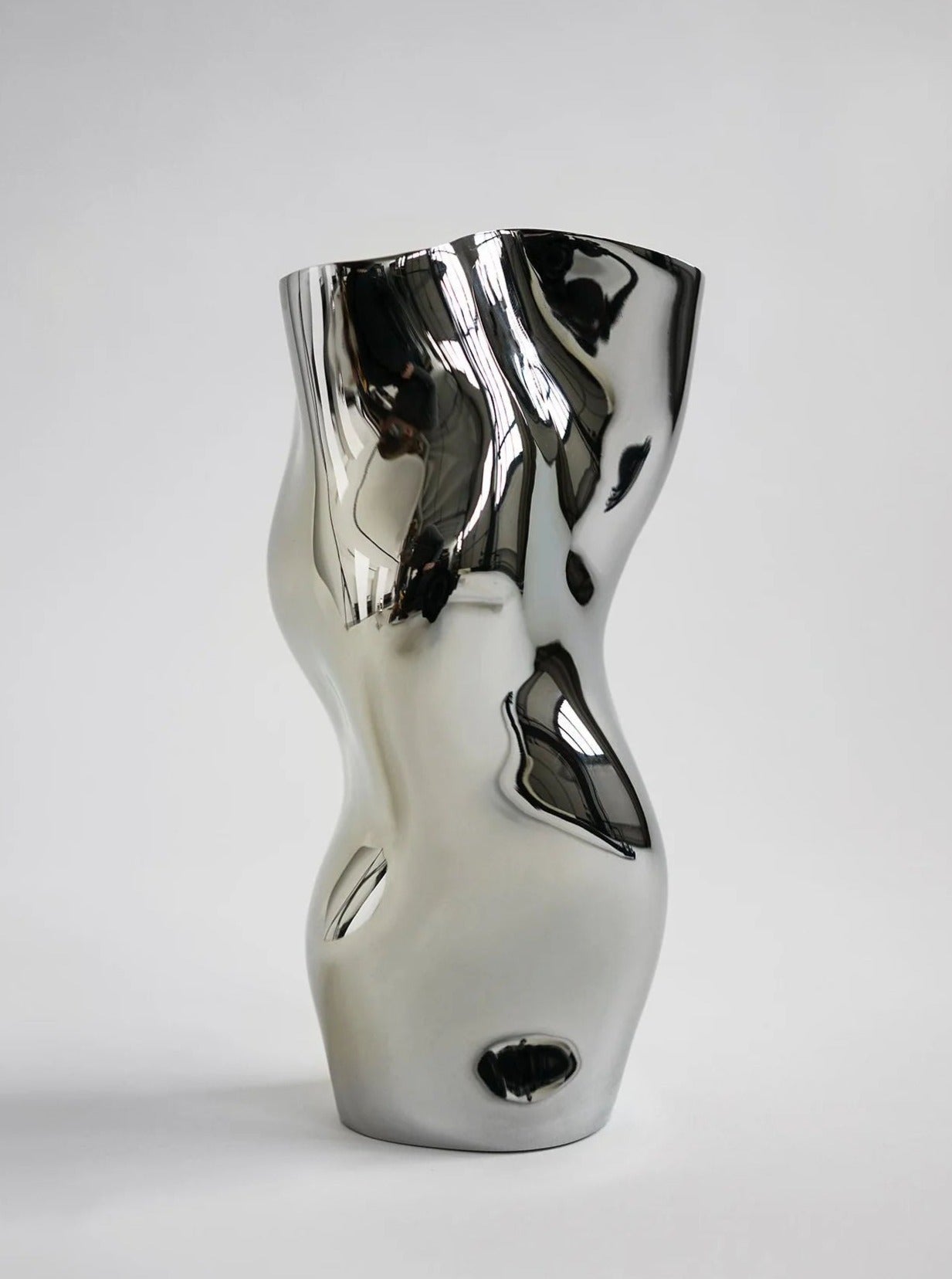 Ostrea 25 - Silver pendant necklace with intricate seashell design and shimmering finish