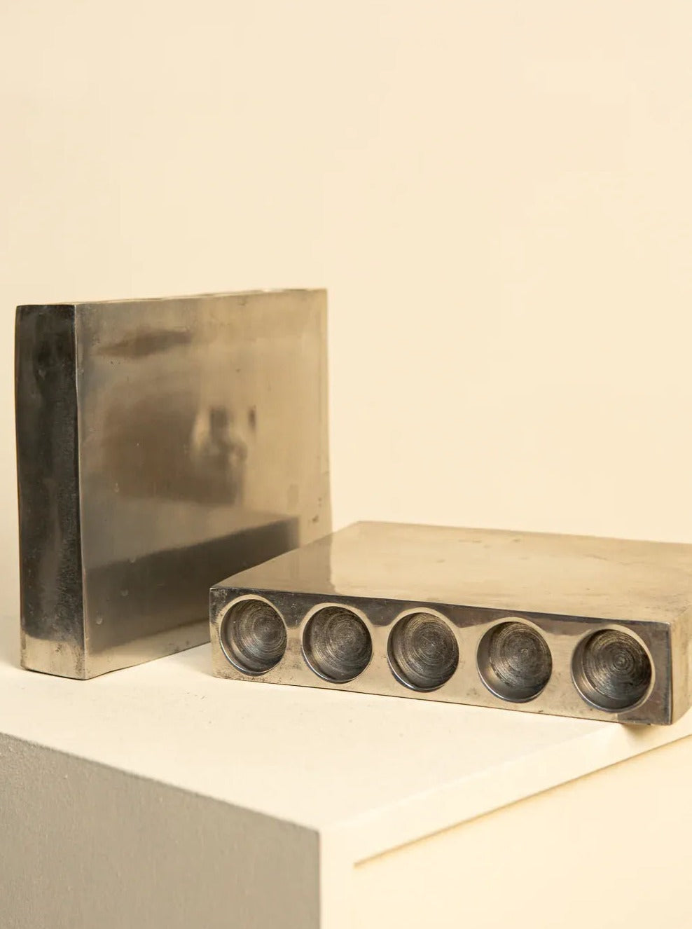 Pair of 80's modernist Quintuor vases in black and white marble swirl pattern, with sleek curves and geometric design