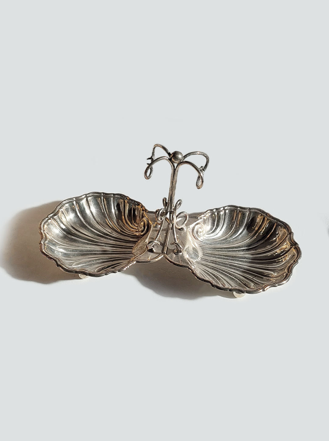 Beautiful double shell-shaped serving tray made of durable and elegant materials