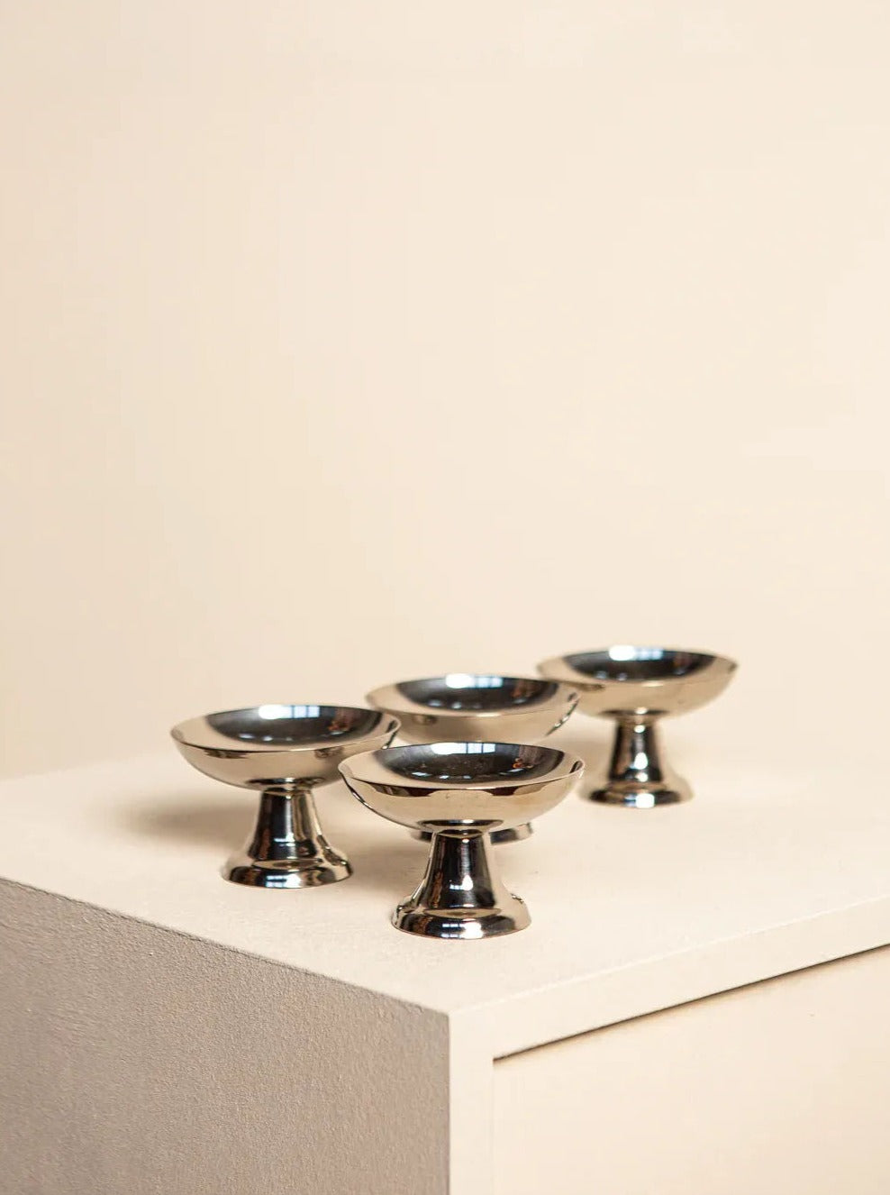 Set of 4 modernist ice cream bowls in vibrant colors