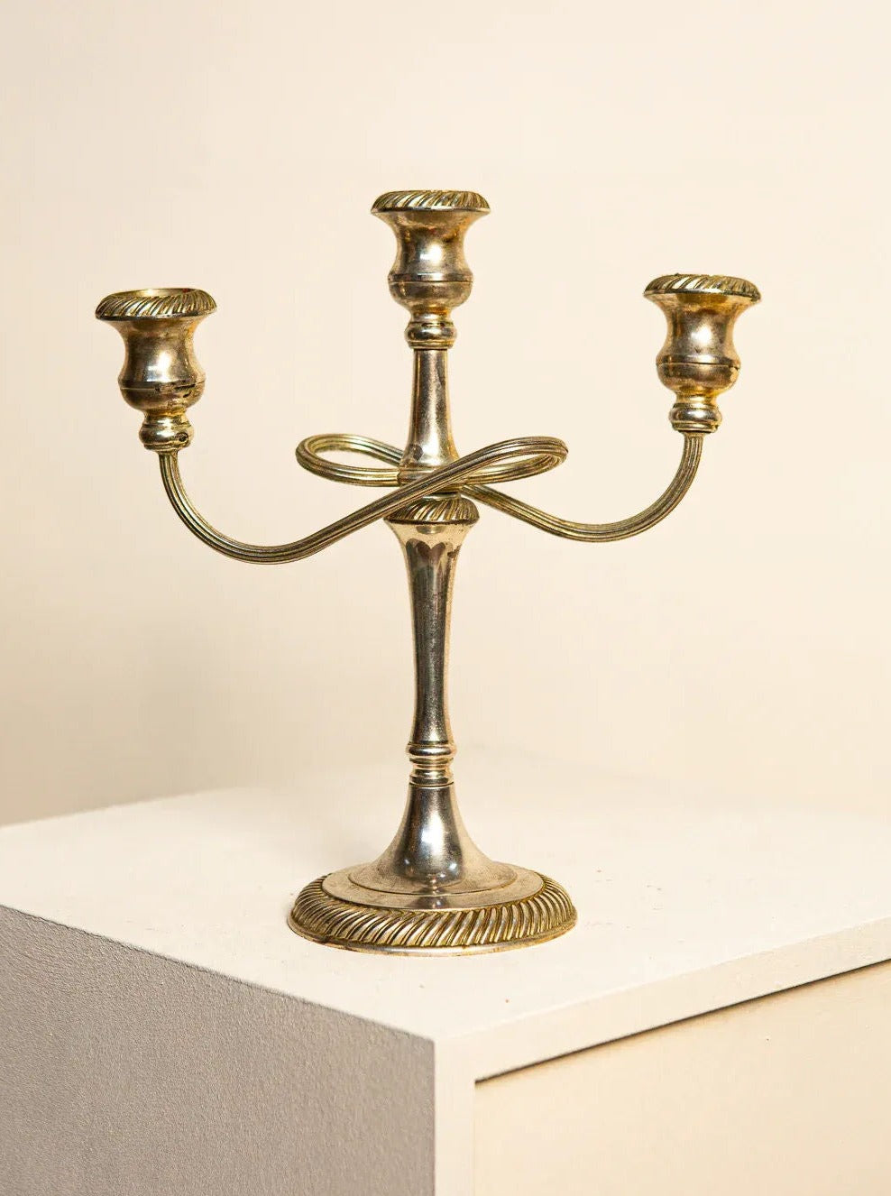 Vintage-inspired Knot Candlestick 60's in brass with intricate detailing and elegance
