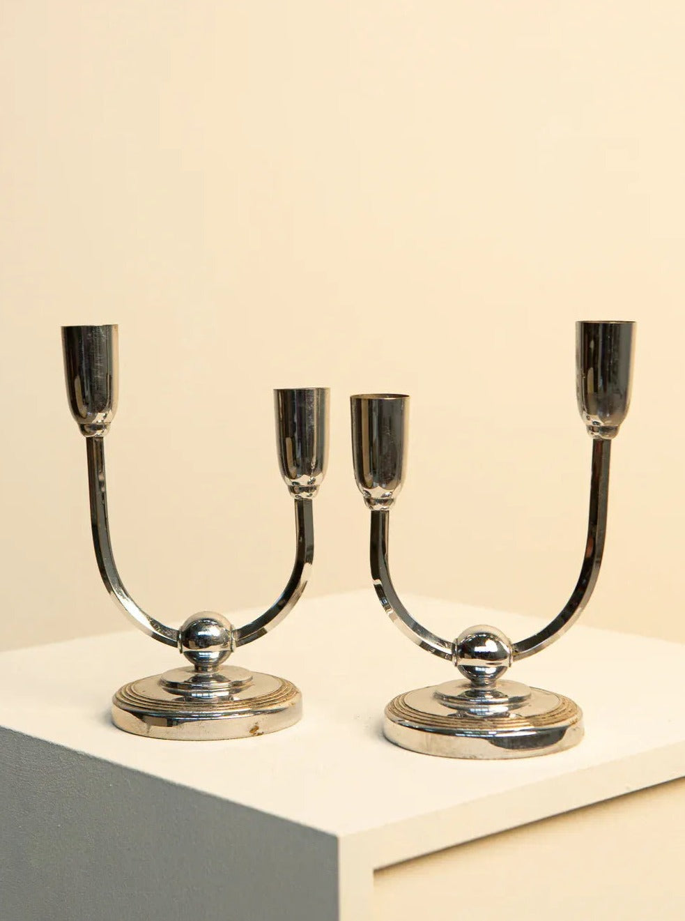 Vintage 1960s Italian U candleholders, a pair of sleek and elegant candlesticks
