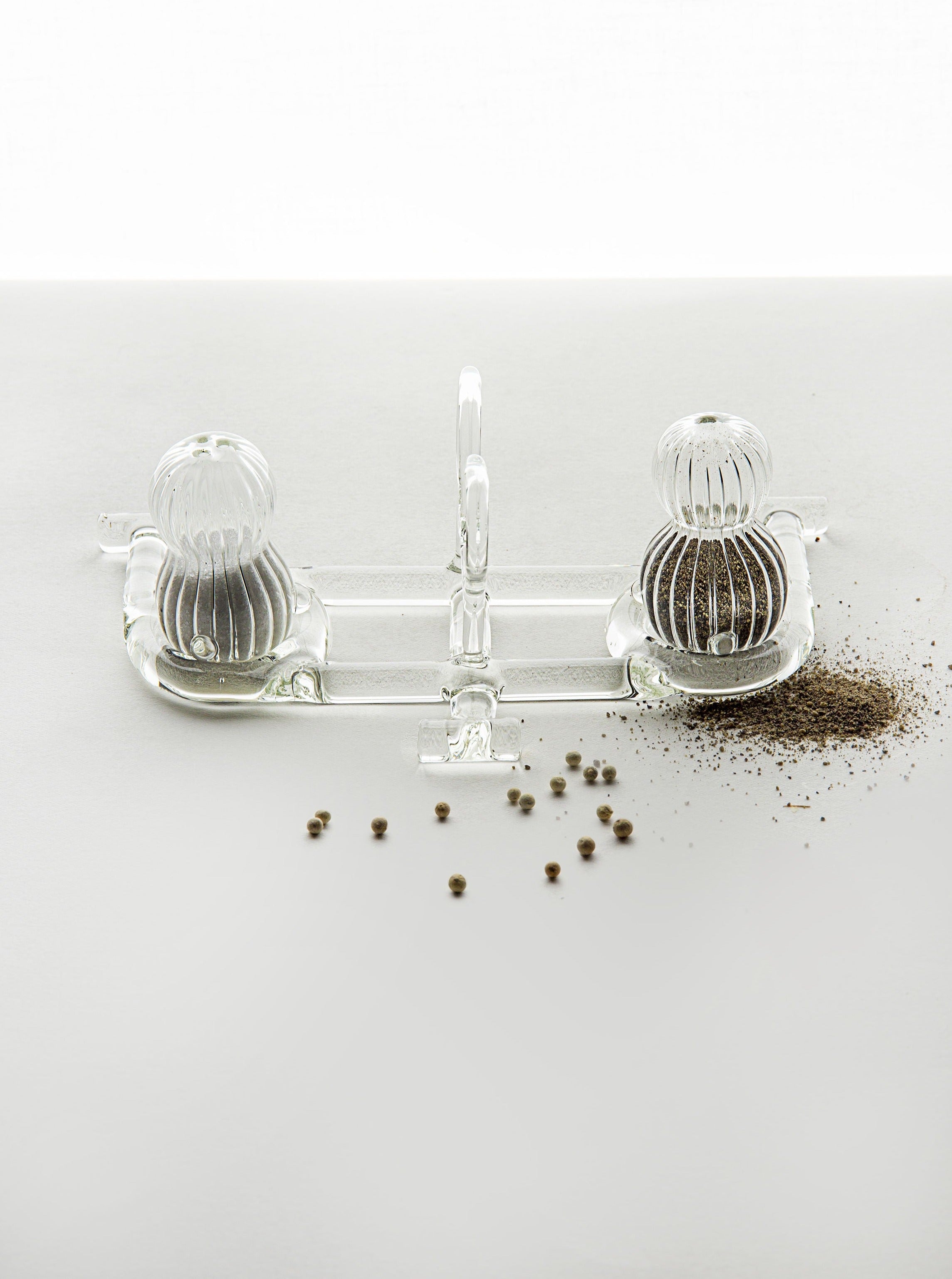 Salt and pepper shakers made of durable and sleek Sio2 material