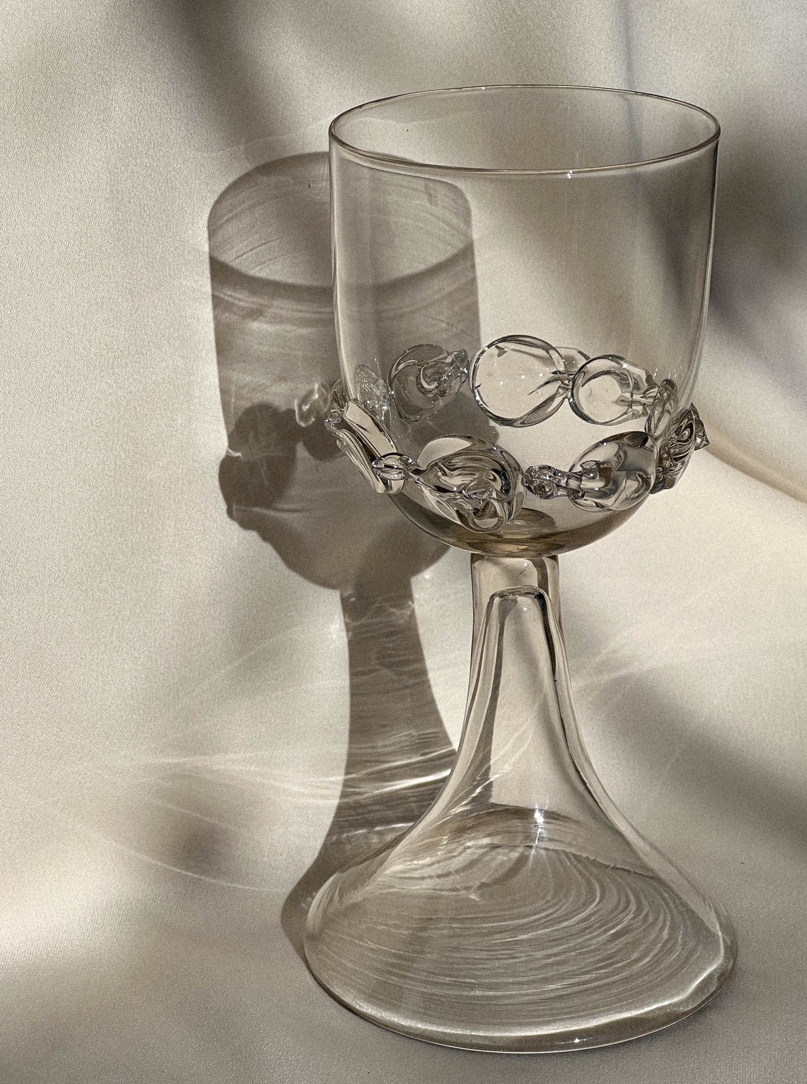 Mouthblown wine goblets featuring elegant chain design for luxurious dining experience