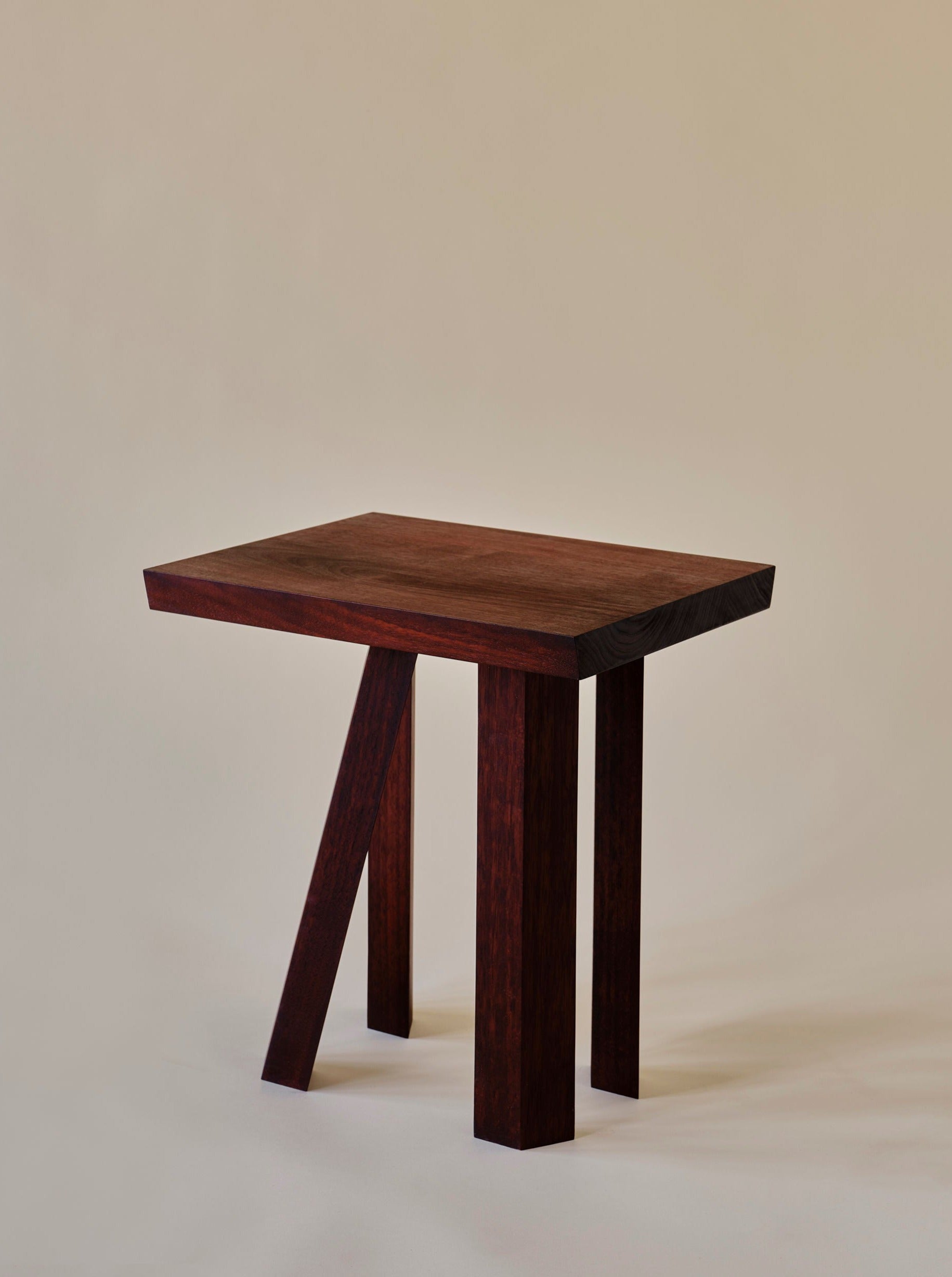 Elegant marble and brass Shear Side Table 01 in modern living room