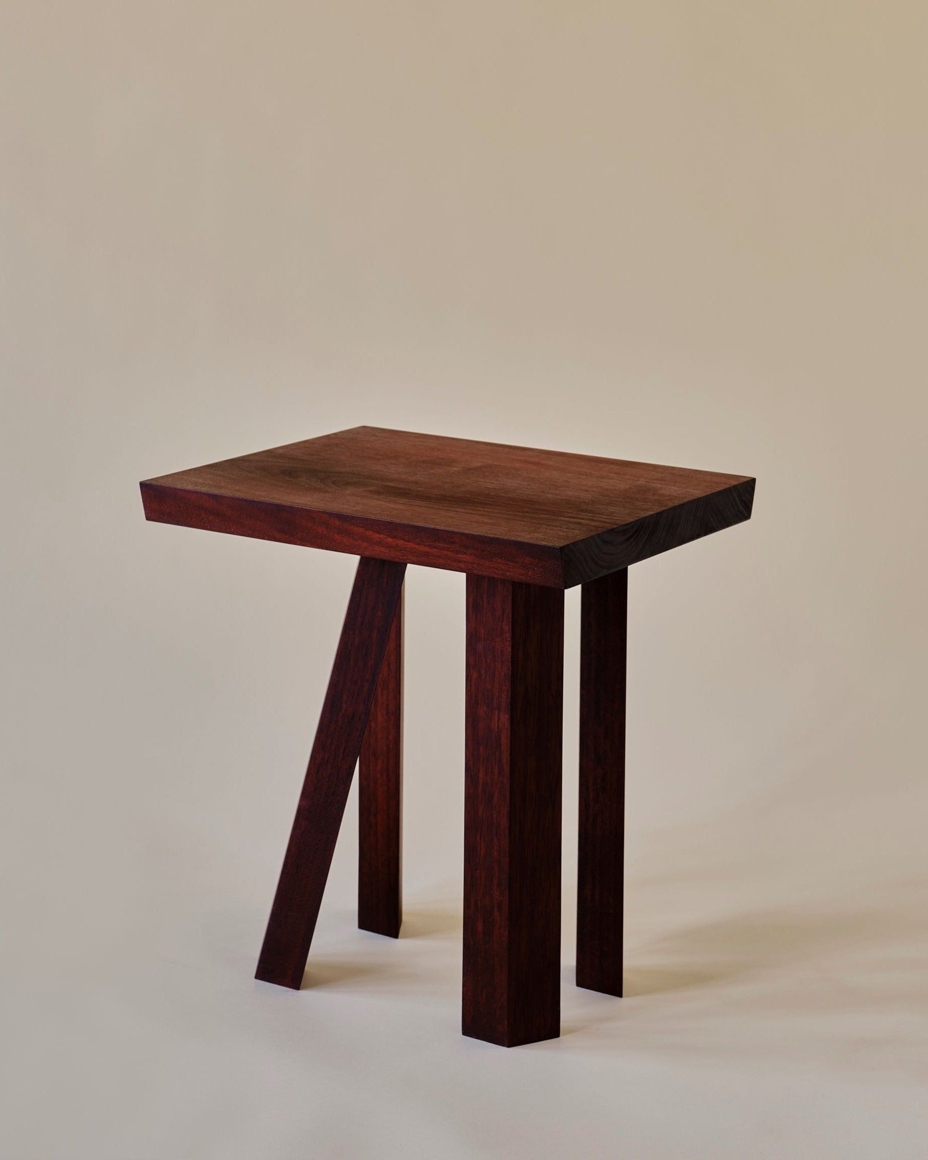 Elegant marble and brass Shear Side Table 01 in modern living room