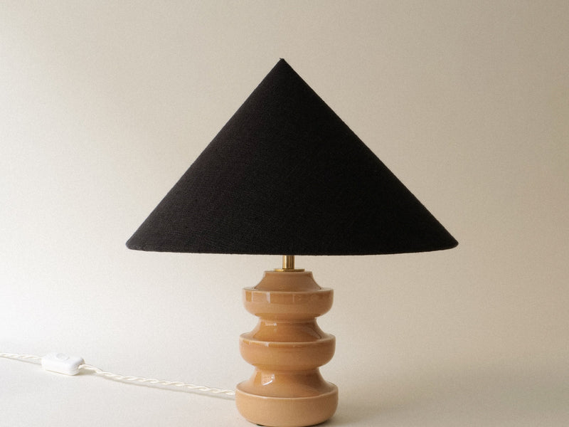 15 céramiques artisanales qui élèvent les présentations de meubles contemporains