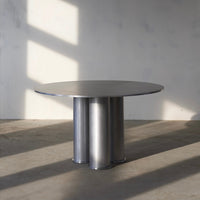 L'Art de la Patine : Pourquoi les Finitions Vieillies Définissent le Mobilier Contemporain de Luxe