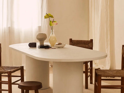 Comment styliser une table à manger du milieu du siècle avec une touche moderne