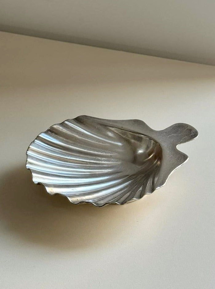 Vide-poche Saint Jacques Christofle 60's in silver-plated metal with scallop shell design and elegant vintage appeal