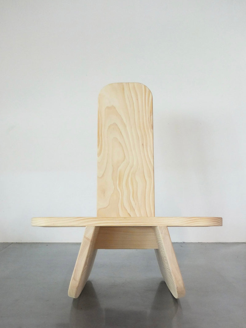 Pine Mali wooden chair with high back and crossed legs by Eloi Schultz