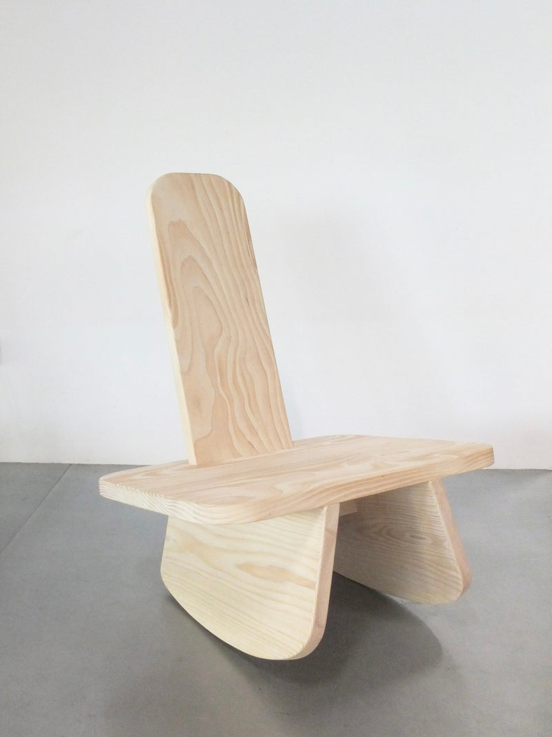 Pine Mali chair side profile showing curved wooden backrest and base