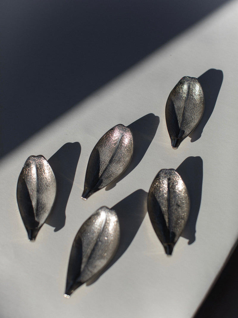 Set of 5 metallic leaf-shaped serveware pieces with textured finish