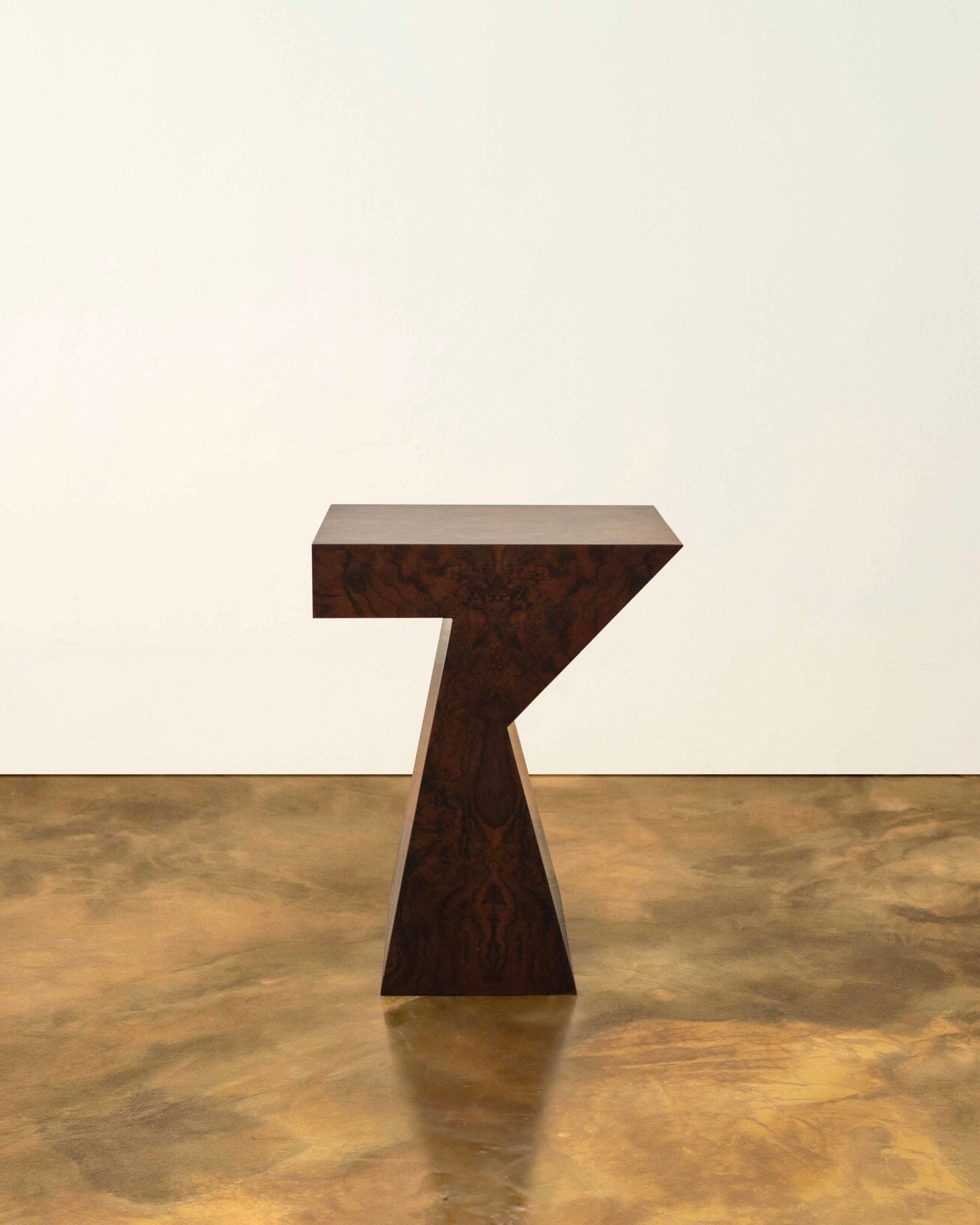 Table d'appoint "Columbina" en placage de loupe de noyer