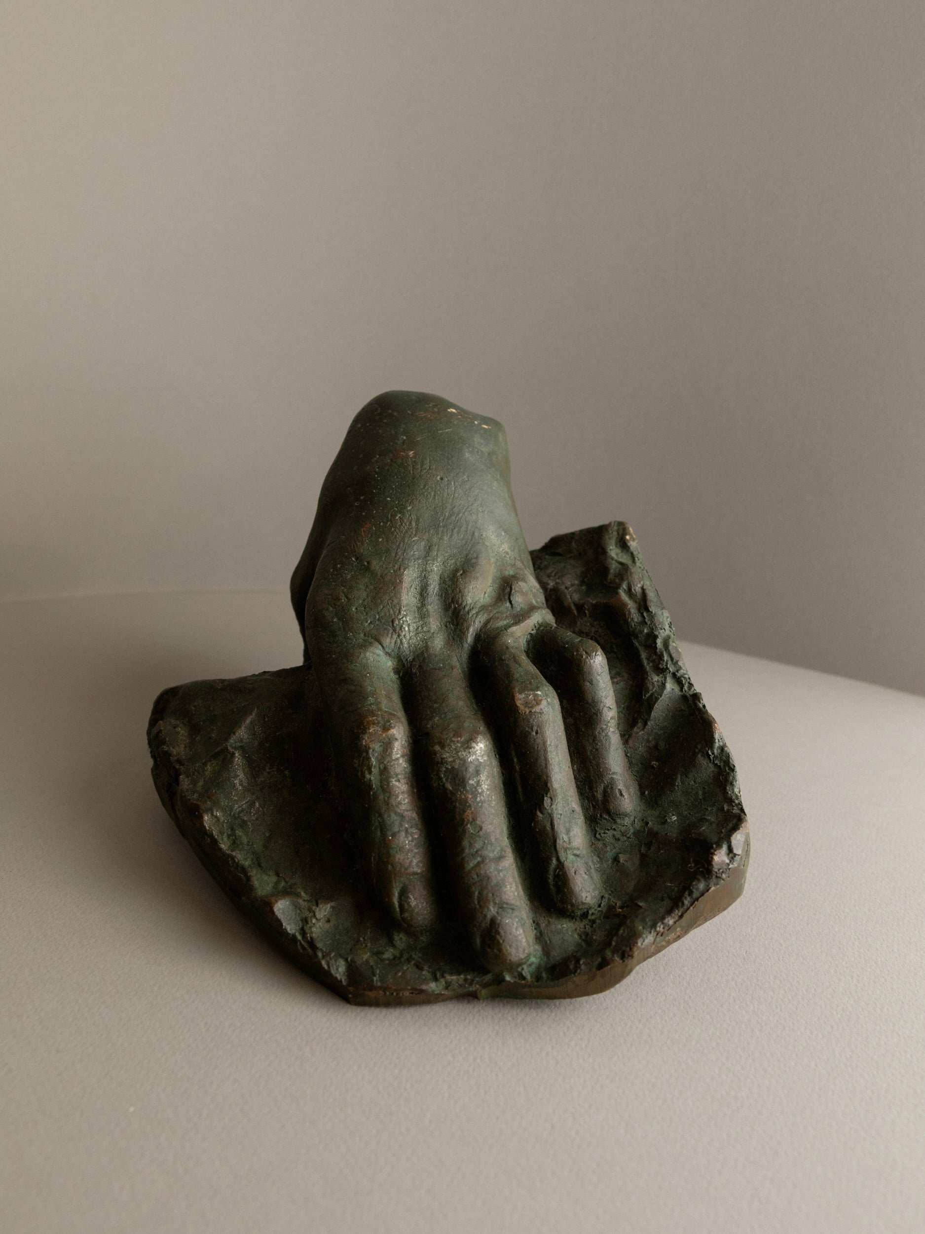 Handcrafted by Bottega Jacobs, this 1960s vintage bronze sculpture from Italy presents a realistic hand resting on a flat surface with slightly curled fingers, exhibiting exquisite detail and artistry.