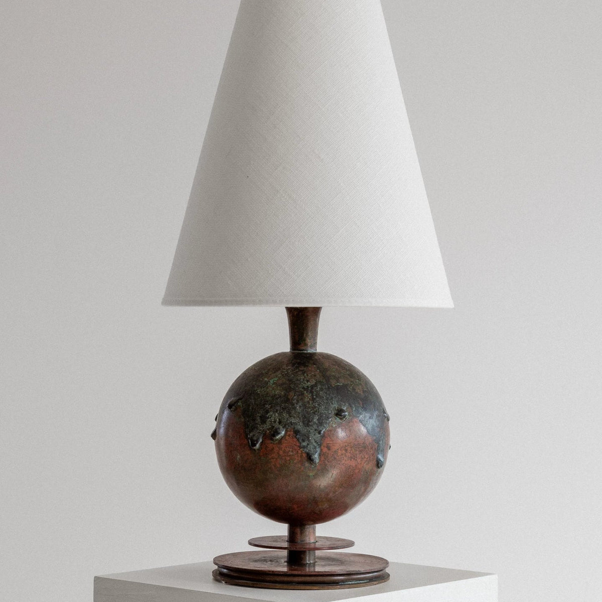 Ensemble de cinq lampes à suspension en cuivre et verre de Nanny Still
