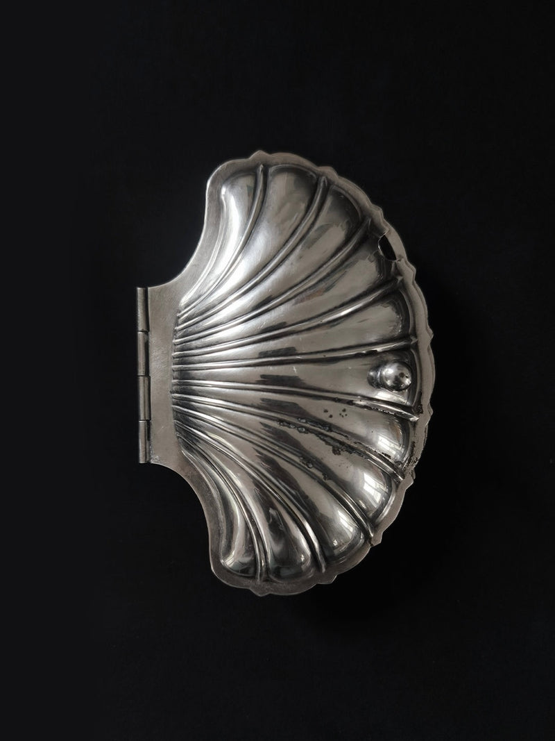 Silver shell-shaped decorative box with ribbed surface design