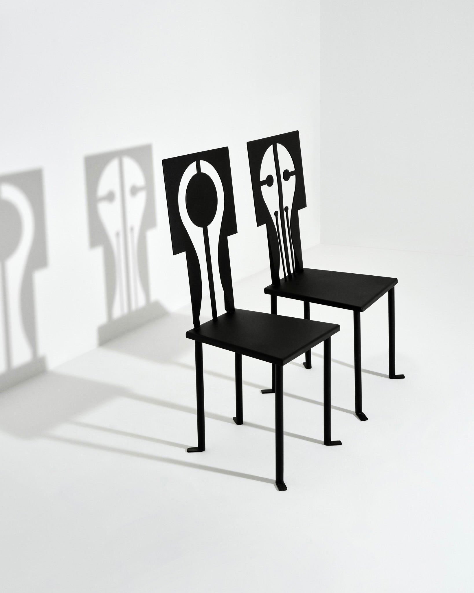 Chaise "Epona" en fer et revêtement en poudre noire